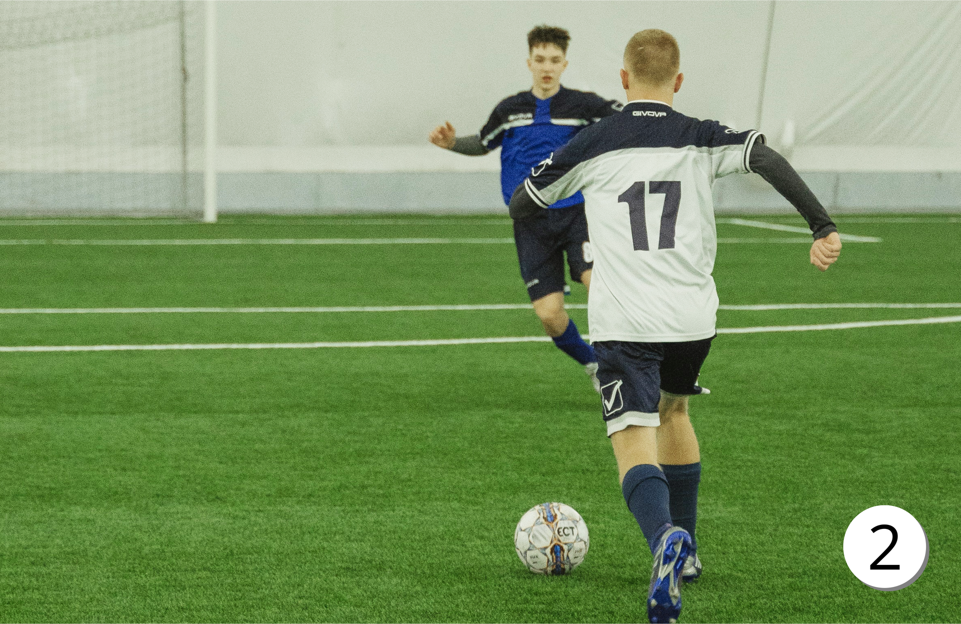 Zdjęcie przedstawia chłopców grających w piłkę nożną.