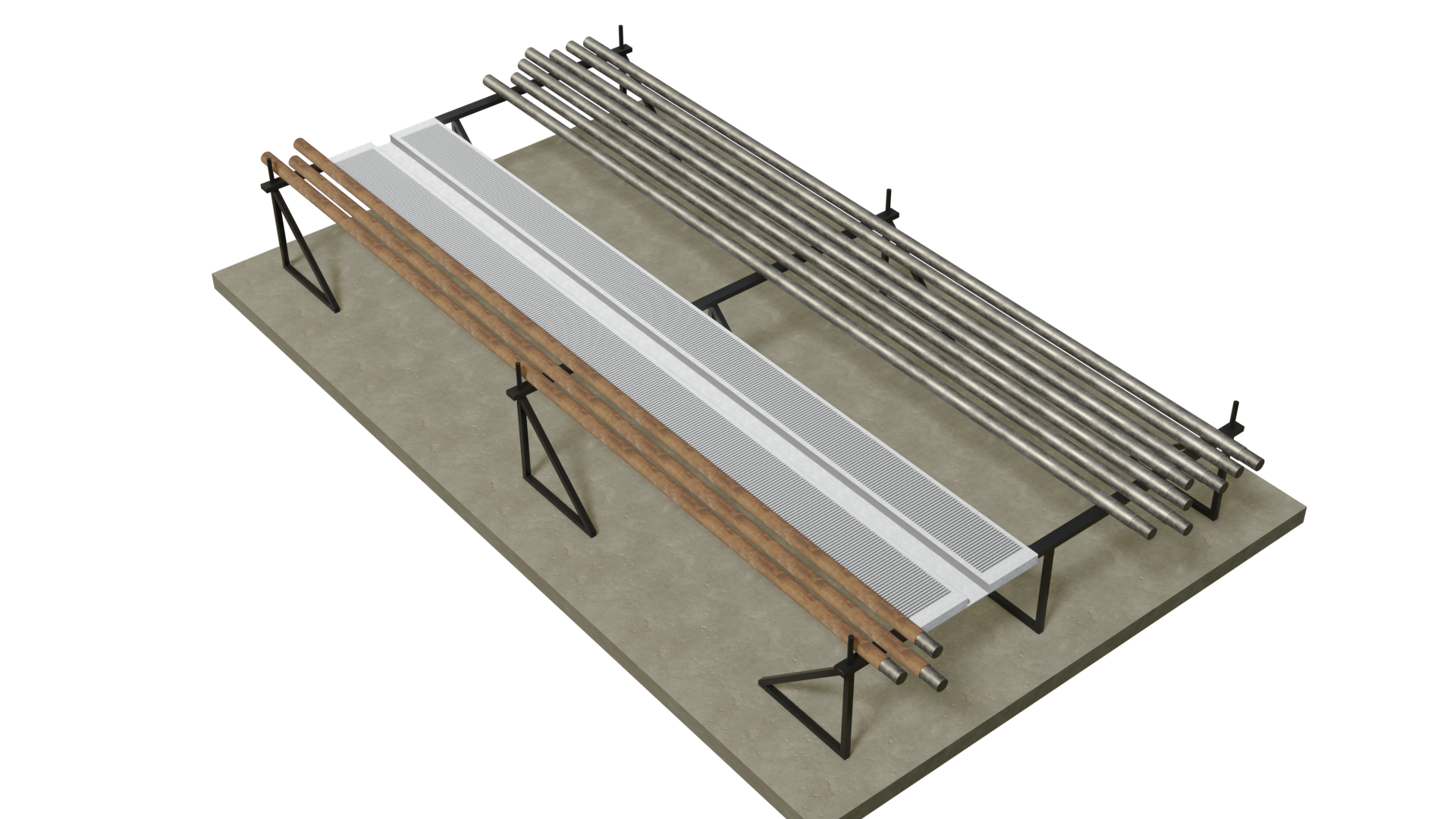 Na zdjęciu przedstawiona jest rampa służąca do prac obróbczych a na niej położone rury okłądzinowe. Zdjęcie wykonane jest pod kątem i z góry. Podstawa jest betonowym prostopadłościanem. Na niej znajdują się trzy metalowe stelaże, każdy z nich podparty jest w trzech miejscach za pomocą metalowych prętów ułożonych w trójkąty. W górnej części konstrukcji znajduje się sześć brązowych rur. Są one ułożone obok siebie na metalowym stelażu. W górnej części każdej z rur widoczny jest srebrny fragment. Po prawej stronie rur znajdują się dwa prostokątne elementy. Są one szarego koloru. W ich środku wycięte są małe rowki na całej długości. Elementy te są połączone ze sobą za pomocą małej szarej blaszki. Elementy są wbudowane w stelaż.