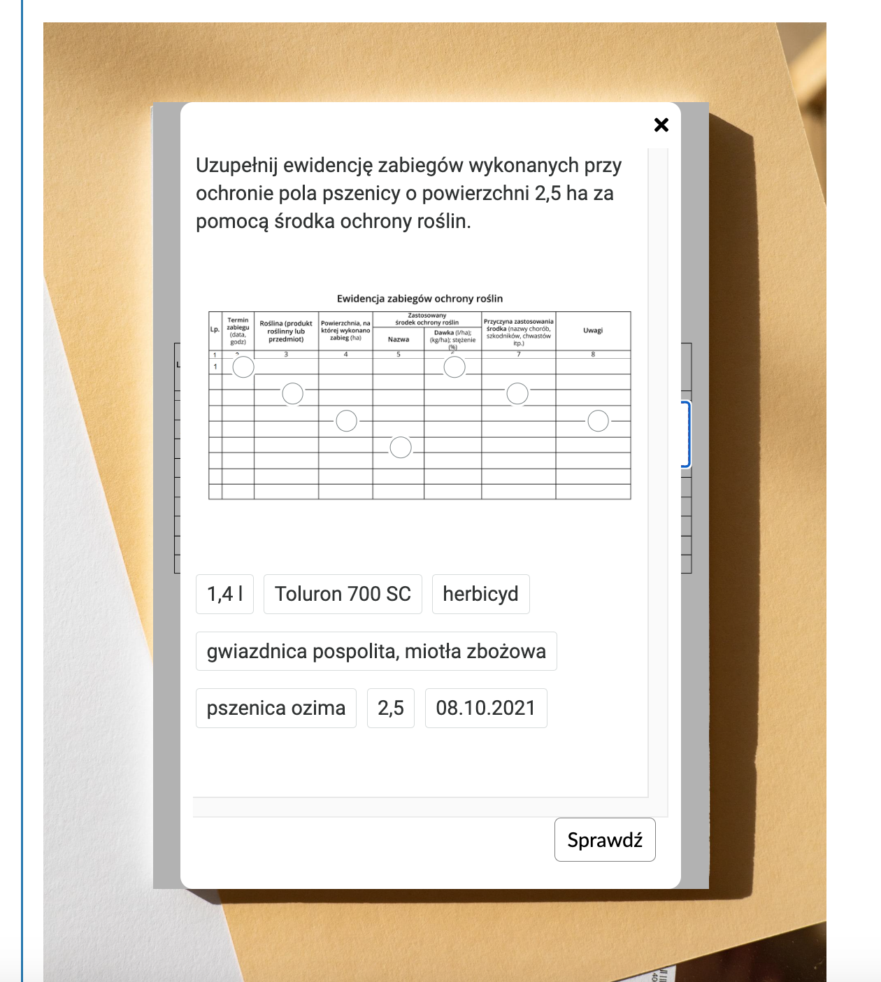 Grafika przedstawia ekran z zadaniem ćwiczeniowym i przyciskiem „Sprawdź“.