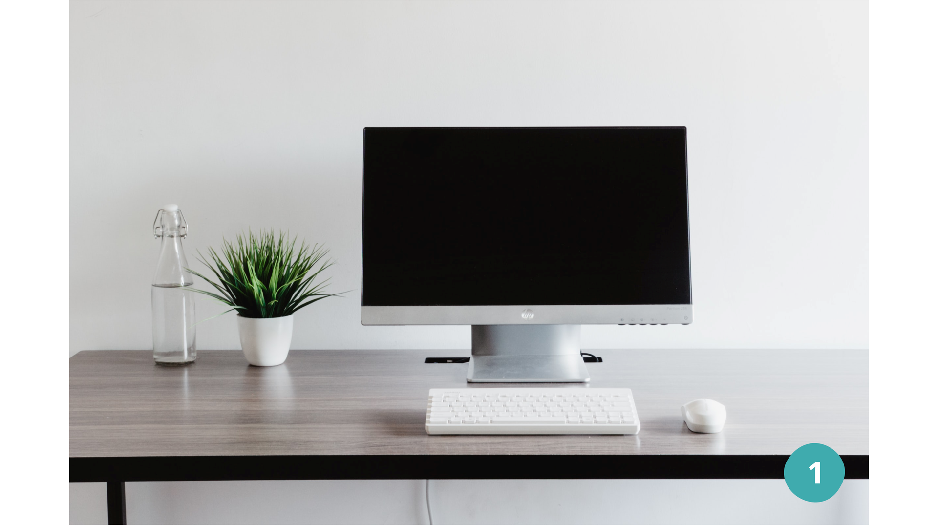 Zdjęcie przedstawia komputer stojący na biurku.