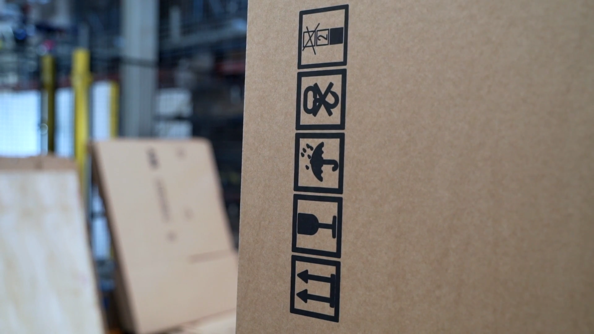 Zdjęcie przedstawia znaki wskazujące na określony sposób obchodzenia się z opakowaniem transportowym z zawartością w czasie manipulacji związanych z magazynowaniem i transportem w nawiasie  na przykład chronić przed wilgocią, tu otwierać, produkty szybko psujące się i tym podobne.