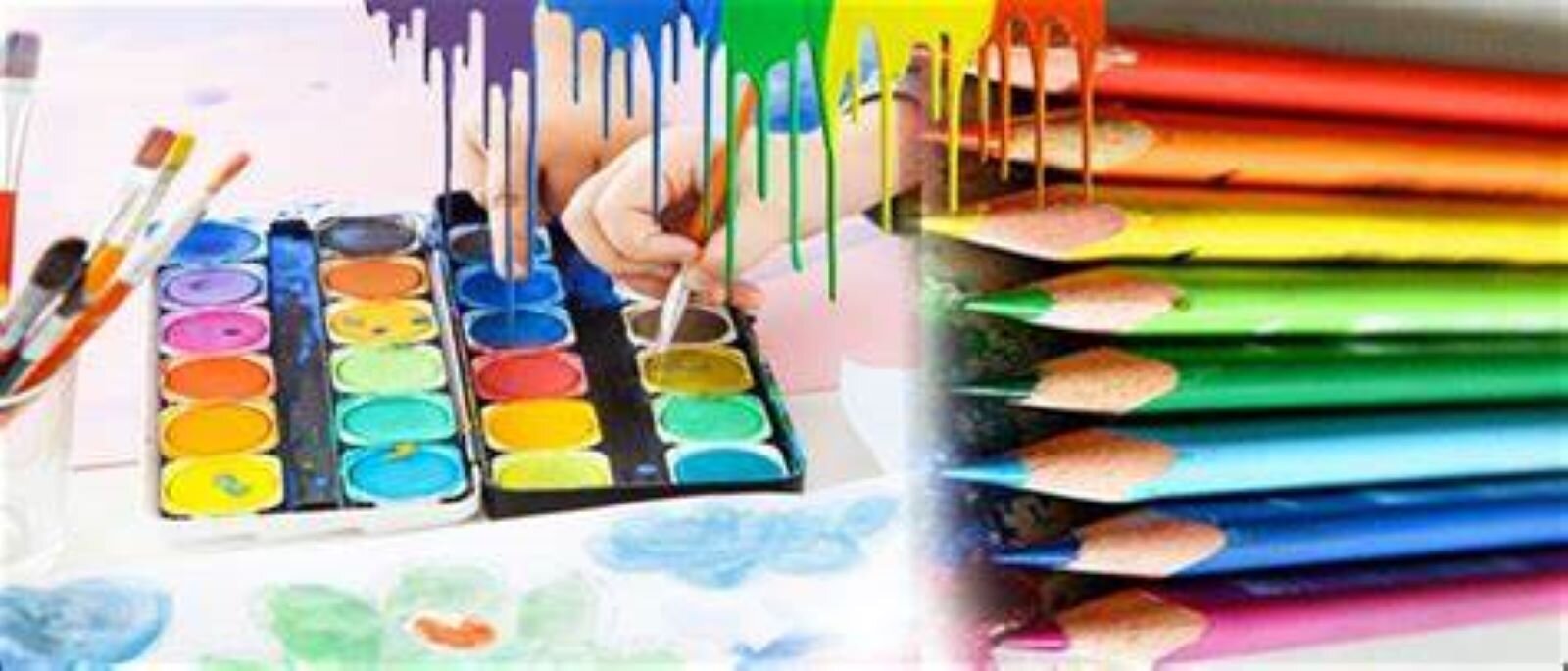 Zdjęcie przedstawia przybory plastyczne; z prawej strony w dużym zbliżeniu znajdują się kredki ułożone obok siebie, od zimnych do gorących kolorów. Po drugiej stronie - rozłożony komplet farb akwarelowych i a nad nim dwie ręce. Jedna wskazuje palcem farby, druga nabiera je pędzelkiem. Z brzegu wychyla się kilka pędzli w kubku. Na górnej krawędzi zdjęcia zostały dodane spływające do dołu farby, częściowo zasłaniające obraz.  