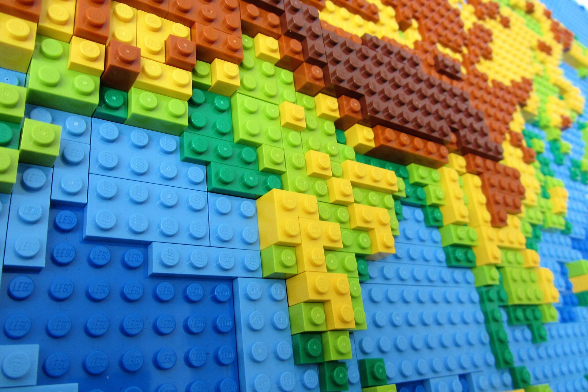 Zdjęcie przedstawia planszę ułożoną z różnokolorowych klocków Lego.