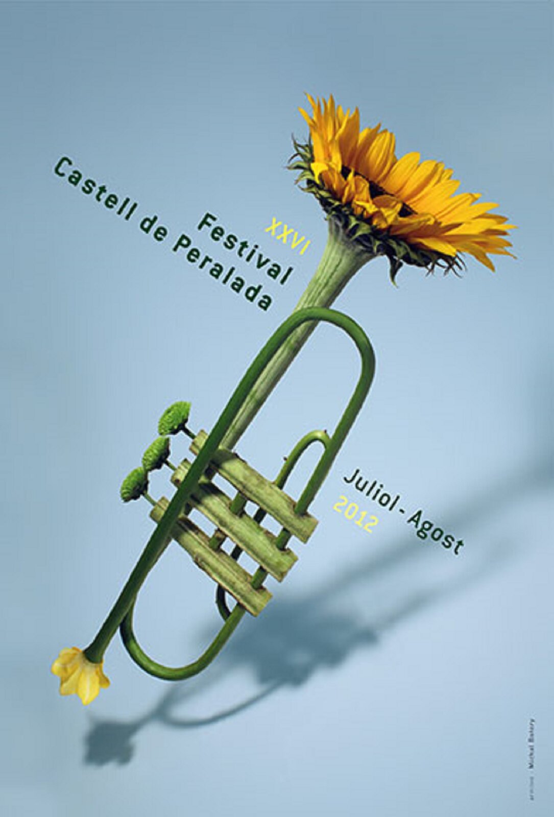 Ilustracja przedstawia plakat promujący festiwal muzyczny „XXVI  Festival Castell de Peralada ”, autorstwa Michała Batorego. W centrum zamkniętej kompozycji, na błękitno‑szarym tle ukazana została wykonana ze słonecznika trąbka. Jego żółty, duży kwiat stanowi wylot instrumentu, natomiast łodyga zawinięta jest w kształt korpusu. Po obu stronach umieszczonej po skosie trąbki znajdują się zielone i żółte napisy: „XXVI  Festival Castell de Peralada ” oraz „ Juliol – Agost 2012”.