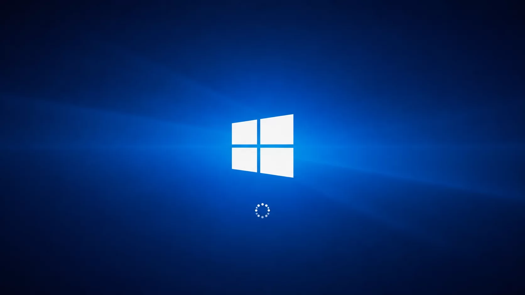 Na zdjęciu widać zrzut ekrany pokazujący ekran powitalny systemu Windows jedenaście Głównym elementem zdjęcia jest błękitna tapeta. Tapeta przedstawia niebieskie fale w różnych odcieniach. W górnej części, na środku znajduje się informacja dotycząca czasu, dnia tygodnia oraz daty. Dzień tygodnia oraz data znajdują się pod godziną. Przykładowo na zdjęciu. Godzina: szesnasta dwadzieścia trzy. Dzień tygodnia: czwartek. Data: pierwszy czerwca.