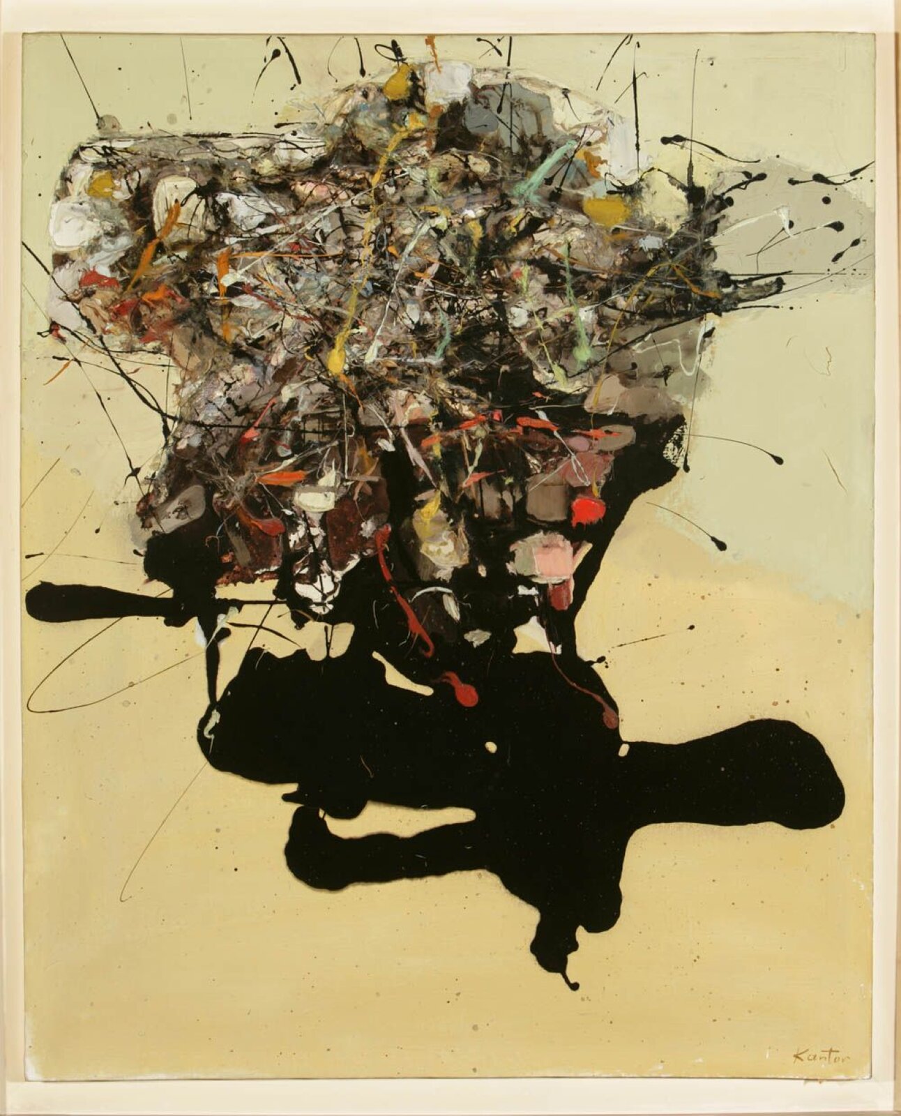 Obraz przedstawia abstrakcyjną pracę, na której widoczne są różnego rodzaju plamy farb oraz losowe linie powstałe przez machanie pędzlem nad płótnem. W pracy dominują ciemne barwy – czarna plama, która rozciąga się od dolnej części do centralnej, brązowe i szare plamy, pomiędzy którymi widoczne są czerwone i żółte barwy.