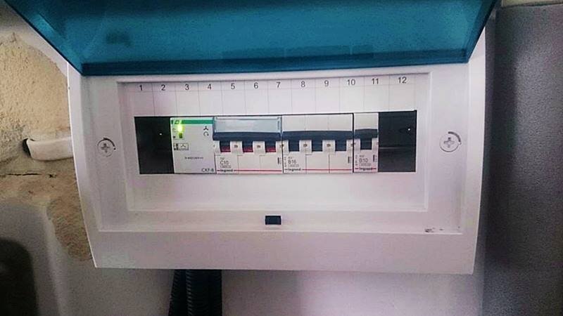 Na zdjęciu przedstawiono rozdzielnię niskiego napięcia z zabezpieczeniami nadprądowymi typu S. 