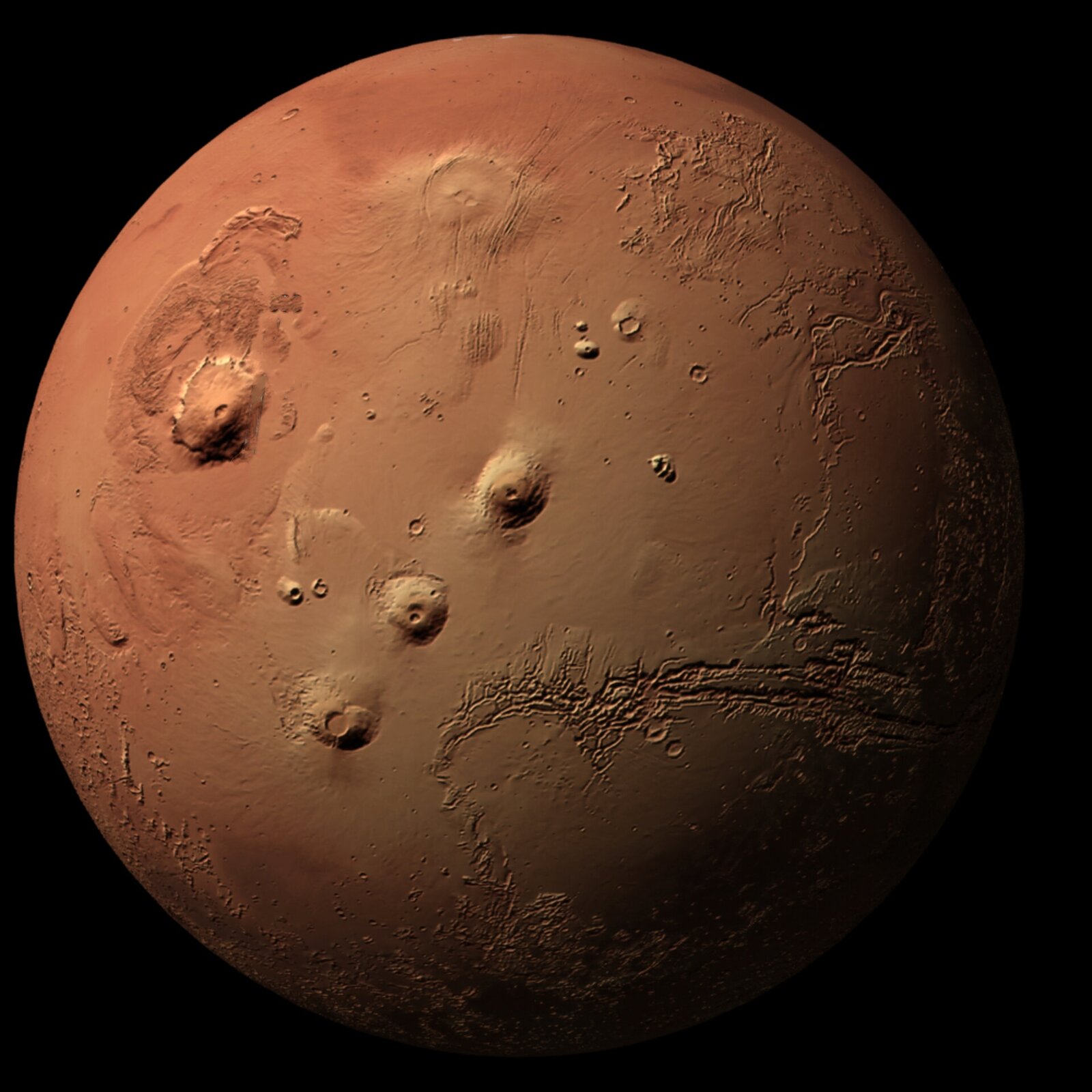 Rys. 4. Ilustracja przedstawia zdjęcie Marsa. Na czarnym tle przestrzeni kosmicznej widoczna jest kulista planeta w kolorze czerwonym. W centralnej części na powierzchni planety widoczne są trzy wzniesienia układające się wzdłuż linii prostej biegnącej od lewego i dolnego ku prawego i górnego rogu ilustracji. Po lewej stronie od wzniesień widoczny jest jeszcze jeden, większy szczyt. Wzniesienia to wulkany znajdujące się w regionie Tharsis. Zdjęcie zostało udostępnione przez Europejską Agencję Kosmiczną wielkimi literami ESA. 