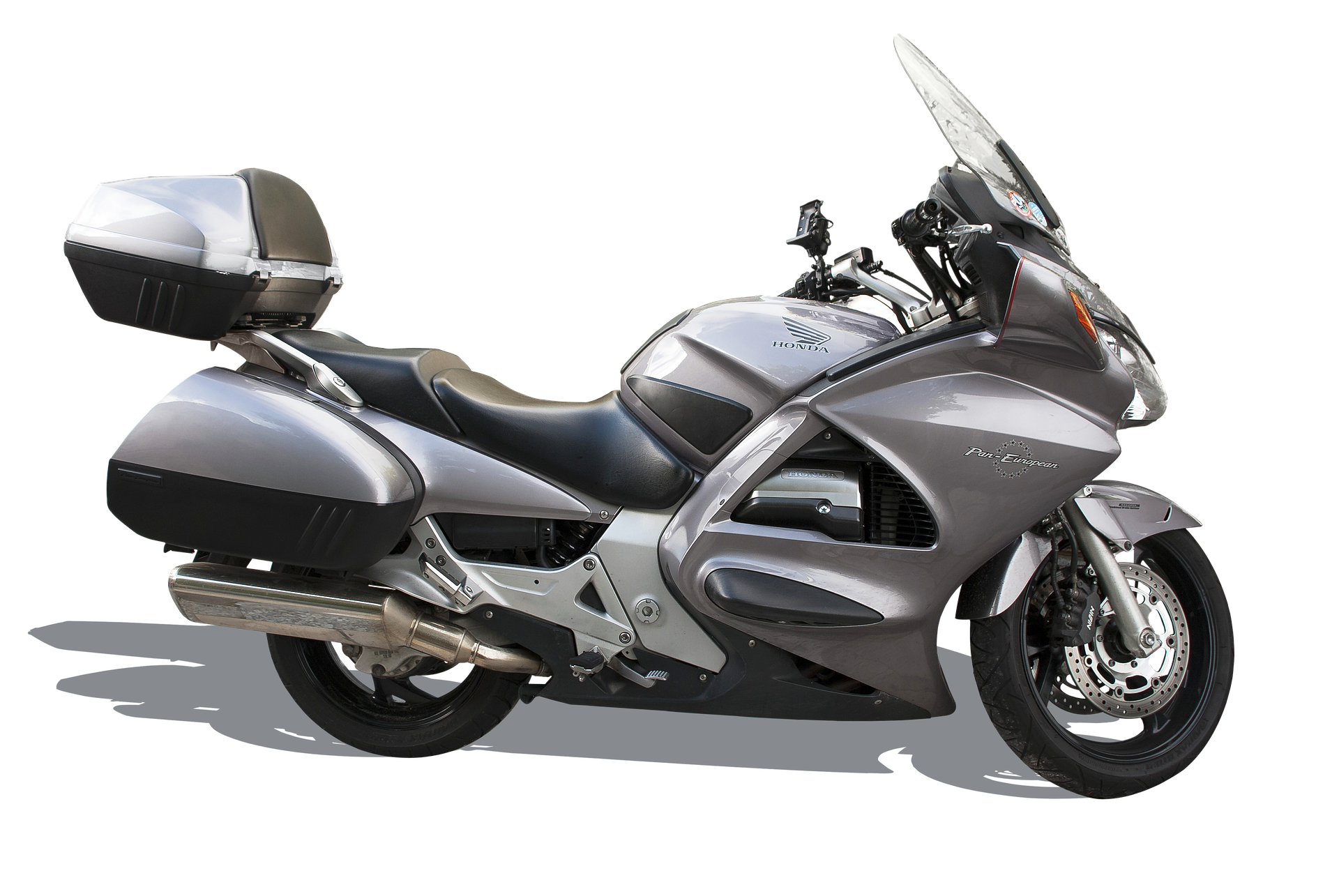 Zdjęcie przedstawia srebrny motocykl z czarnymi dodatkami. Motocykl jest smukły. Ma trzy bagażniki.   