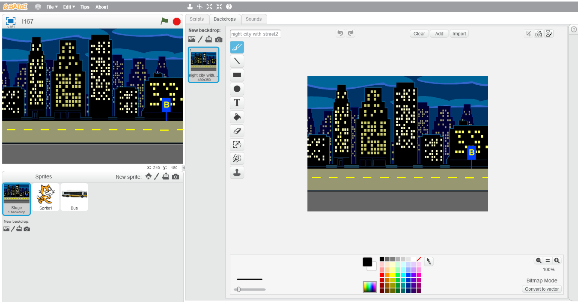 Na ilustracji przedstawiony jest zrzut ekranu, na którym widoczne są wszystkie okna programu Scratch. Na górze pasek menu z logo, ikoną umożliwiającą zmianę języka, File, Edit, Tips, About. Na środku paska ikony narzędzi: stempel, nożyce, pomniejszenie, powiększenie, pomoc. Poniżej po lewej okno podglądu. W nim na środku widoczne jest tło z ulicą, po prawej stronie jest przystanek autobusowy opisany B, w tle oświetlone budynki. Na górze okna po lewej ikona sceny i napis I167, po prawej stronie ikona flaga oznaczająca play, ikona ośmiokąt oznaczająca stop. Na dole okna po prawej znaczniki położenia duszka na scenie x i y. Pod oknem podglądu znajduje się okno z ustawieniami. Po lewej stronie wyróżnione tło z okna podglądu Stage 1 backdrop. Poniżej New backdrop. Poniżej ikony nowe tło, edycja tła, pobranie tła z zewnętrznego pliku, podgląd tła. Na środku okna ustawień od góry napis Sprites, po prawej napis New sprite oraz ikony nowy duszek, edycja, pobranie z zewnętrznego pliku, podgląd. Poniżej obrazek duszka (kotka) opisany Sprite1 oraz obrazek autobusu opisany Bus. Po prawej okno edycji zajmujące ponad połowę ekranu. Po lewej stronie okna edycji znajdują się zakładki Scripts, Backdrops, Sounds. Widoczne są elementy z zakładki Backdrops. Poniżej New backdrop. Poniżej ikony nowe tło, edycja tła, pobranie tła z zewnętrznego pliku, podgląd tła. Poniżej zaznaczone tło z okna podglądu opisane night city with ... 480 na 360. Po prawej widoczne jest tło night city with ..., na około którego znajdują się elementy do edycji tła. Na górze nazwa tła, przyciski do cofania i powtarzania, czyszczenia, dodania i importu obrazków oraz do przycięcia i odbicia. Po lewej stronie pasek narzędzi do rysowania, pisania, usuwania i kopiowania. Na dole paleta kolorów.