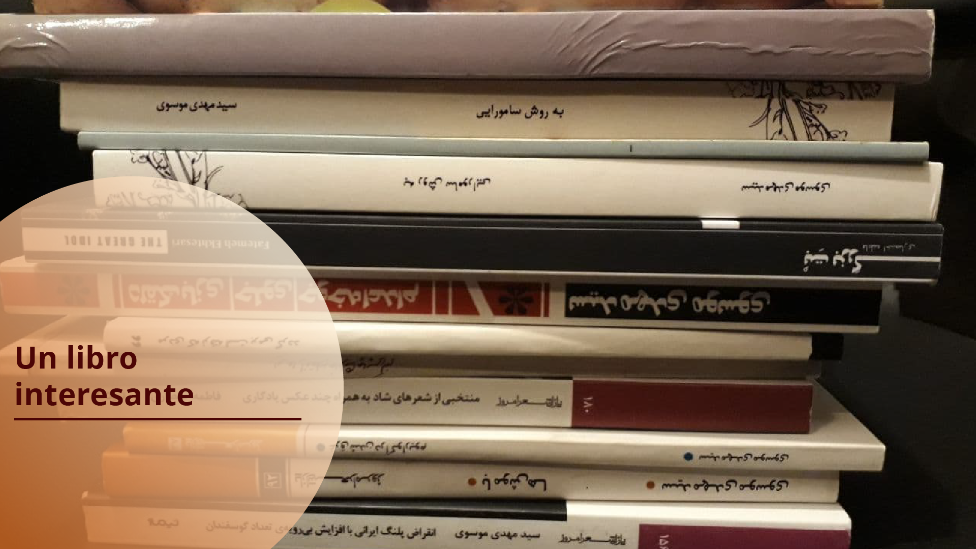 Ilustracja przedstawia stertę książek ułożonych jedna na drugiej.