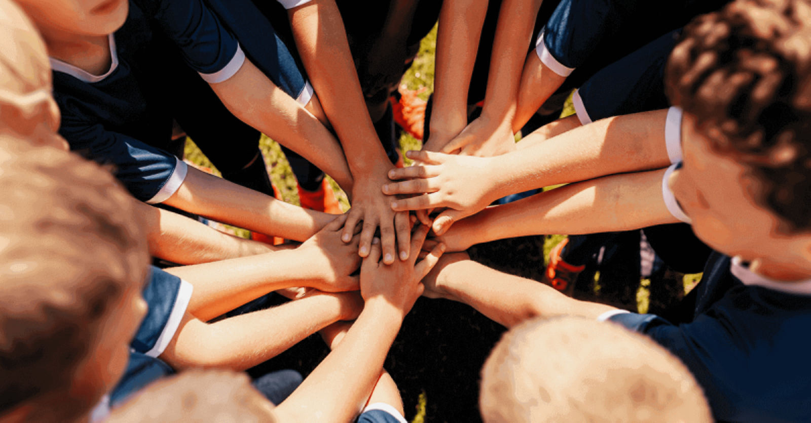 Załączona fotografia przedstawia zawodników, którzy w kręgu składają ręce jedna na drugą na znak jedności i współodpowiedzialności. Ten sportowy gest jest symboliczny nie tylko w sporcie, ale w każdym zespołowym działaniu.