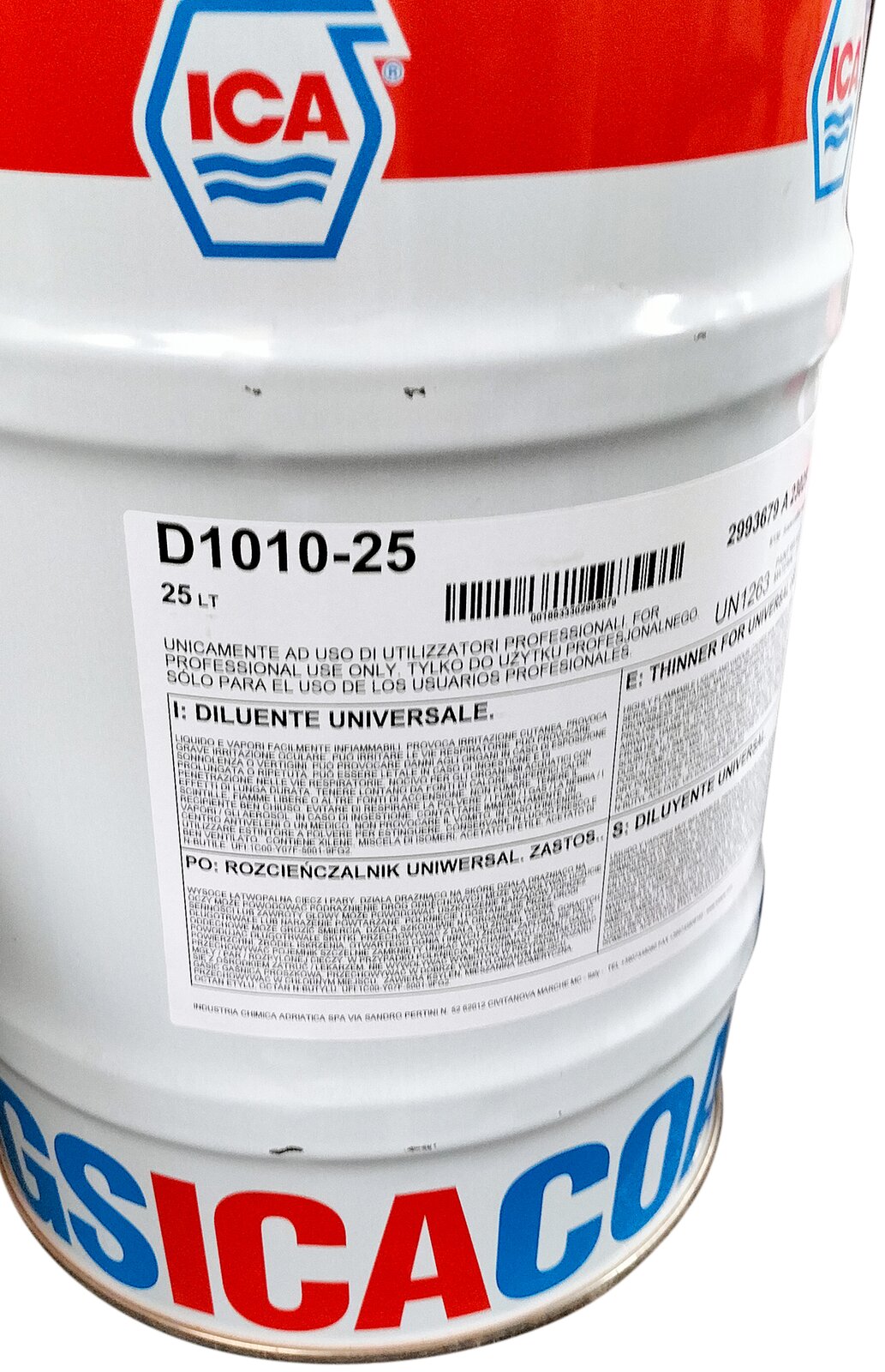 Zdjęcie przedstawia fragment cylindrycznego, białego pojemnika na rozcieńczalnik stosowany do lakierów do drewna. Pośrodku pojemnika widoczna jest etykieta z napisami i kodem kreskowym. U dołu duże litery w kolorze czerwonym i niebieskim, u góry czerwony pas z logo i napisem ICA.