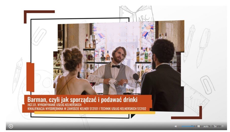 Grafika przedstawia widok ujęcia początkowego sekwencji filmowej zatytułowanej Widok na bar. Na grafice widać pasek sterowania filmem, który zawiera przycisk startu film, suwak głośności filmu, przycisk włączenia napisów, przycisk wyboru jakości odtwarzanego filmu, przycisk wyboru prędkości odtwarzania filmu oraz przycisk włączenia pełnego ekranu. 