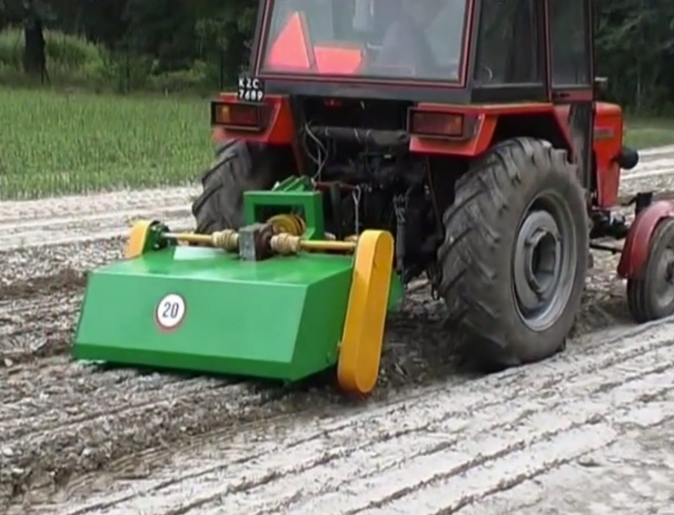 Zdjęcie ukazuje bruzdownik. Jest to maszyna zamontowana na trzypunktowym układzie zawieszenia ciągnika. Składa się z obudowy, w której zabudowane są tarcze wykonujące bruzdy w glebie.
Nagranie tożsame z treścią opisu.