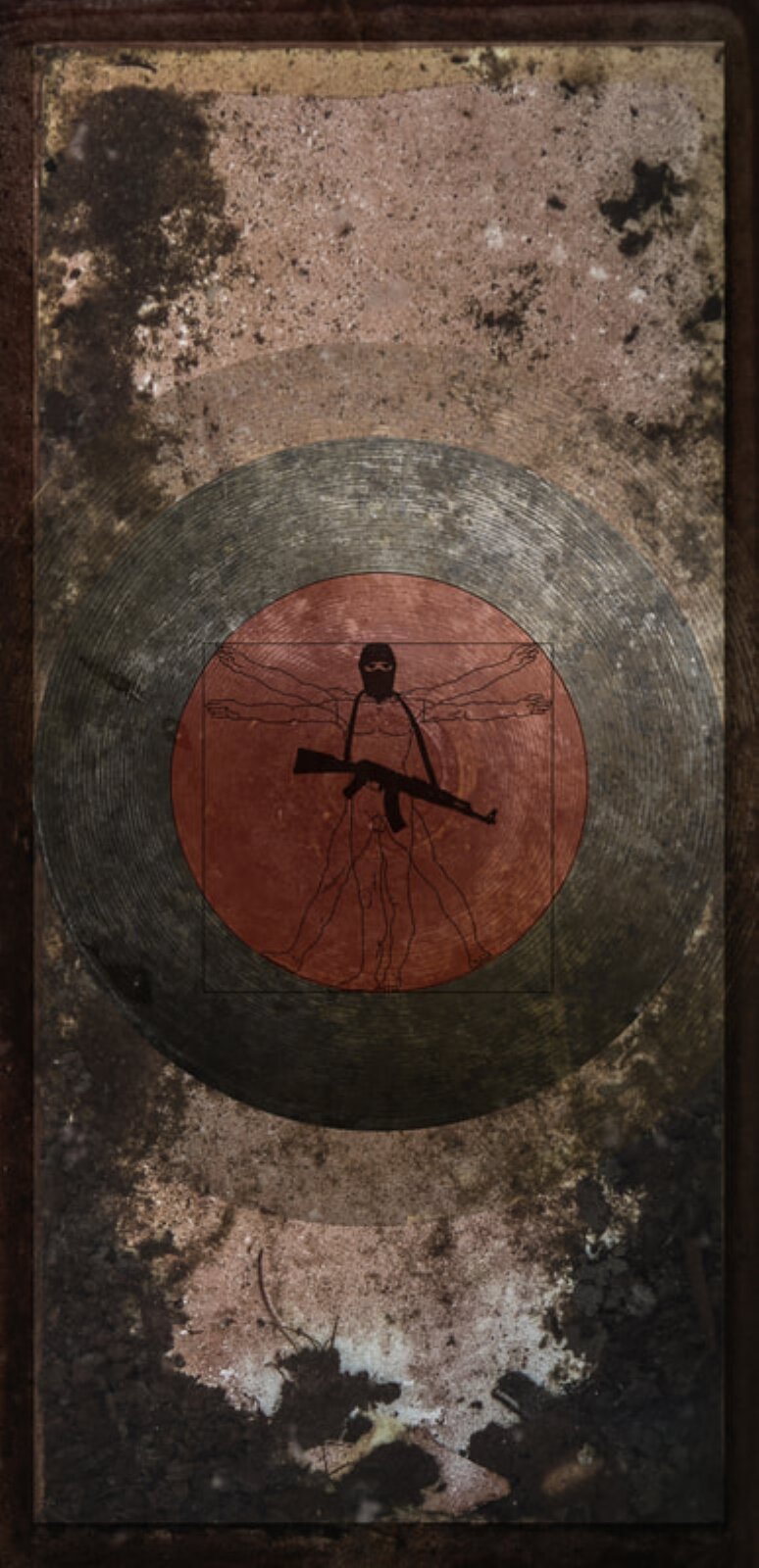 Ilustracja o brązowym tle o strukturze ściany budynku na którym umieszczony został metalowy gong, w który wpisany jest człowiek witruwiański - czyli figura nagiego mężczyzny w dwóch nałożonych na siebie pozycjach, wpisaną w okrąg i kwadrat. Sam okrąg ma czerwone tło, a kwadrat wychodzi poza obrys koła. Postać człowieka witruwiańskiego odbiega od oryginału - na jego twarzy znajduje się czarna chusta, a przez ramiona ma przerzucony karabin maszynowy.