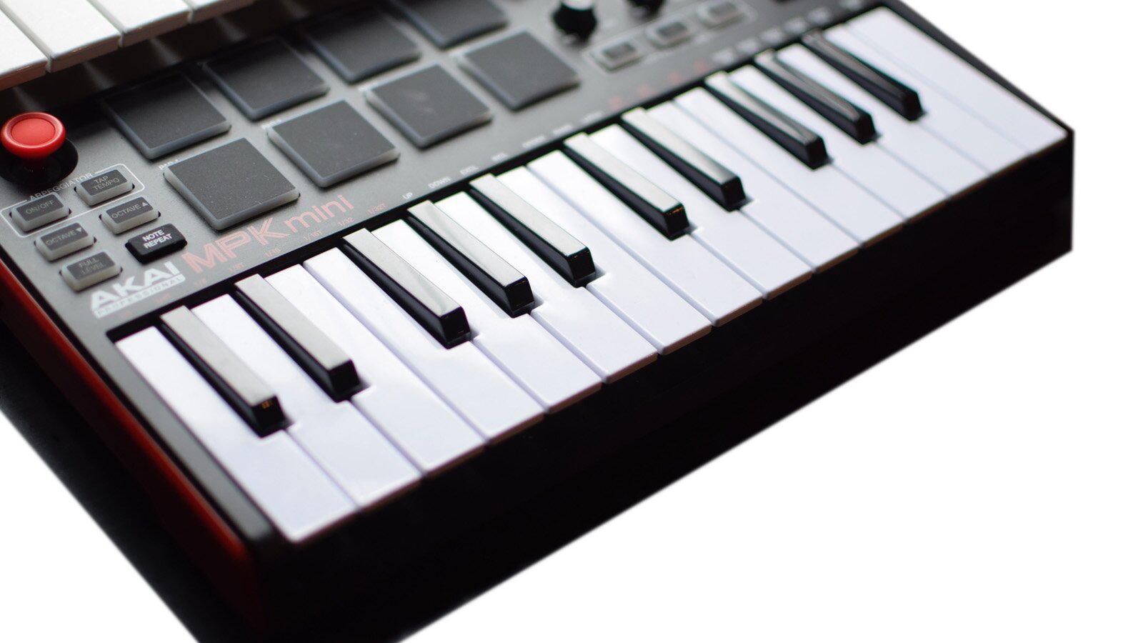 Na zdjęciu widać górny panel kontrolera MIDI, a na nim klawisze fortepianowe, przyciski, pady i potencjometry.