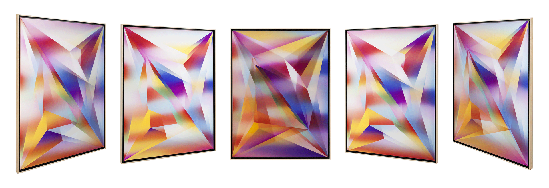 Ilustracja przedstawia obraz z pięciu stron - jeden z widoku centralnego oraz po dwa widoki z lewej strony i z prawej strony. Dzieło sztuki jest prostokątne, posiada ramkę, której zewnętrzna linia jest beżowa, a wewnętrzna – czarna. W środku widoczne są trójkątne, geometryczne kształty tworzące mozaikę kolorów. Są one różnej wielkości oraz budowy. Widoczne są trójkąty fioletowe, niebieskie, żółte, czerwone, szare oraz zielone. Ilustracja prezentuje różny odbiór obrazu - pod innym kątem jego barwy się zmieniają.