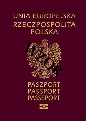 Na zdjęciu okładka polskiego paszportu w kolorze brązowym. Na okładce paszportu znajduje się pośrodku godło Polski, u góry napis: UNIA EUROPEJSKA RZECZPOSPOLITA POLSKA, zaś u dołu napis: PASZPORT PASSPORT PASSEPORT.