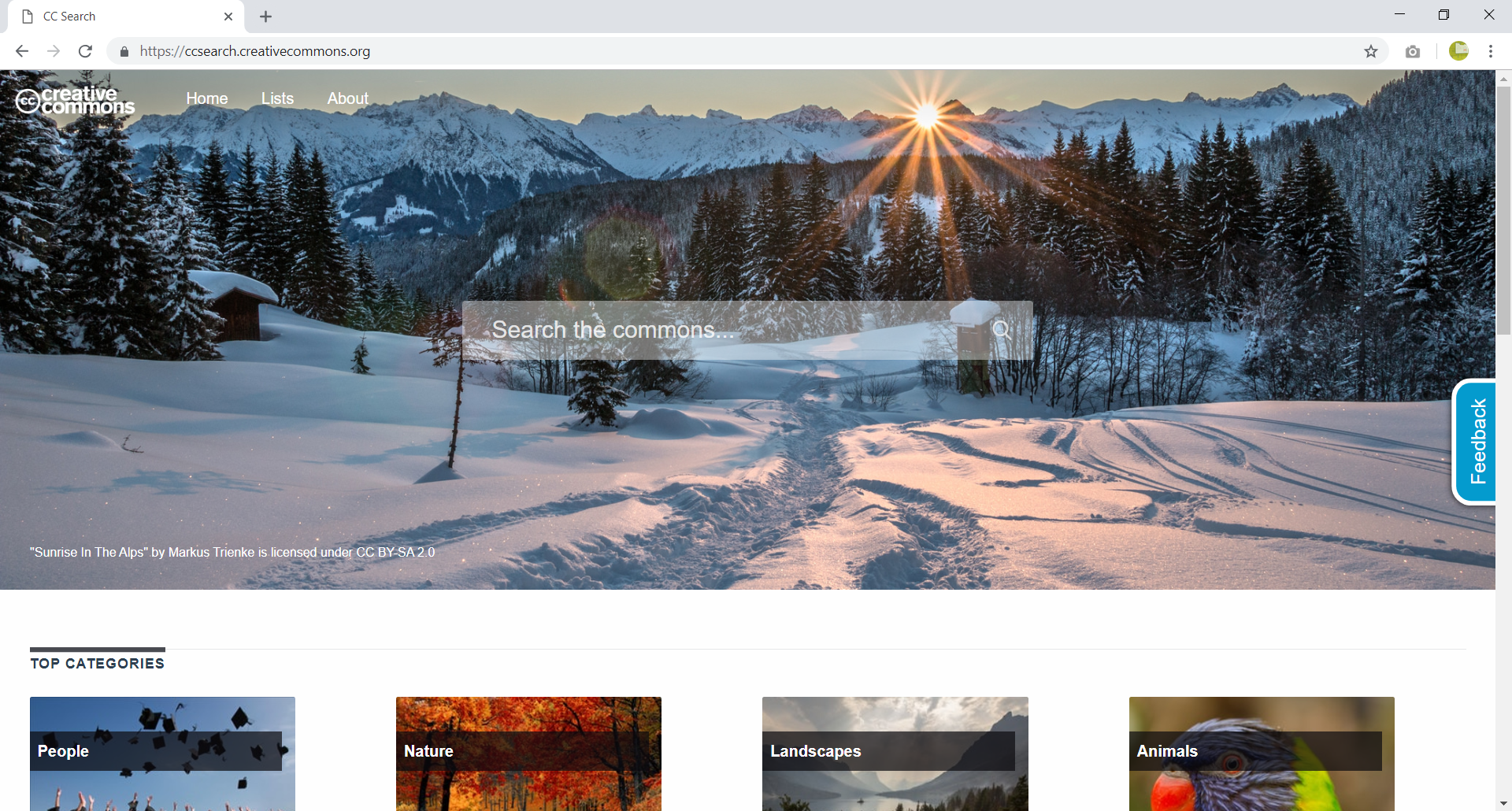 "Zrzut z ekranu przedstawia stronę główną wyszukiwarki Creative Commons. Na górze od lewej strony logo CC w środku okręgu, obok napis Creative Commons. Po prawej stronie menu: Home, Lists, About. W środkowej części pole tekstowe wyszukiwarki z napisem Search the commons.. oraz ikonografiką lupy. Na dole zrzutu napis Top categories, poniżej przykładowe obrazy oznaczone napisami: People, Nature, Landscape, Animals."