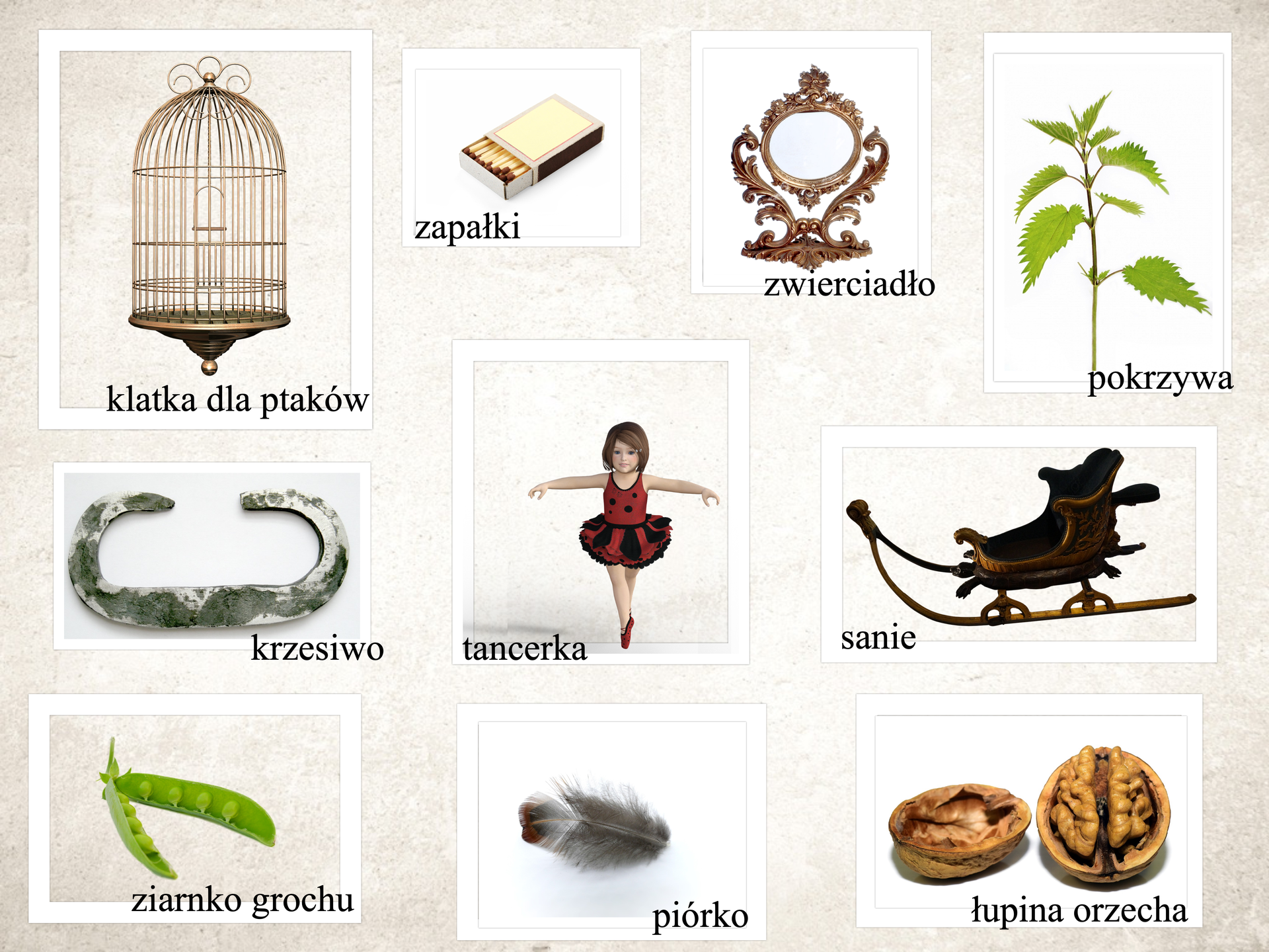 Kolorowa grafika przedstawia dziesięć rekwizytów związanych z baśniami Andersena: klatkę dla ptaków, pudełko zapałek, zwierciadło w ozdobnej ramie, gałązkę pokrzywy, wykonane ze stali krzesiwo, tancerkę w czarno‑czerwonej sukience, sanie, strączek zielonego groszku, małe piórko, rozłupany orzech włoski. Każdy rekwizyt jest w białej ramce, u dołu której znajduje się podpis. Tło jest jednolite, beżowe.