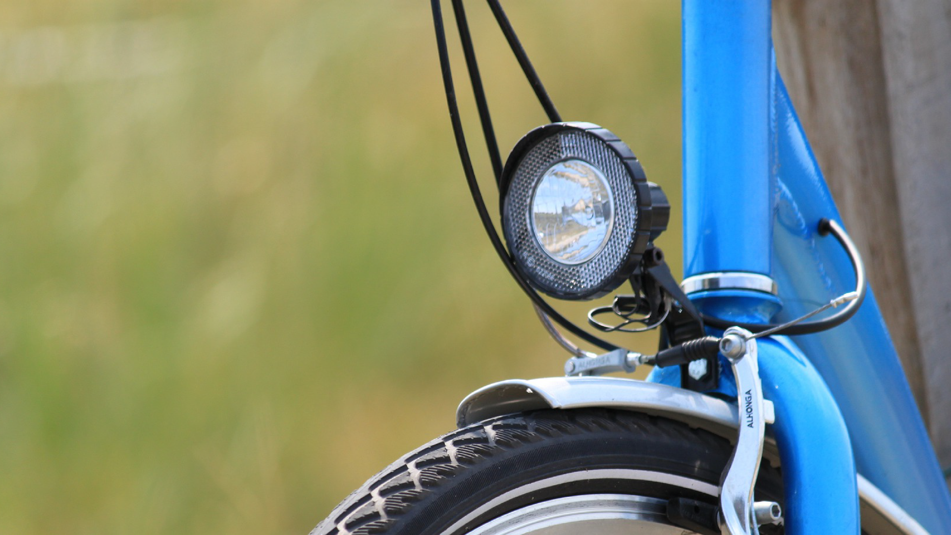 Zdjęcie przedstawia przednie światło zamontowane na ramie roweru.