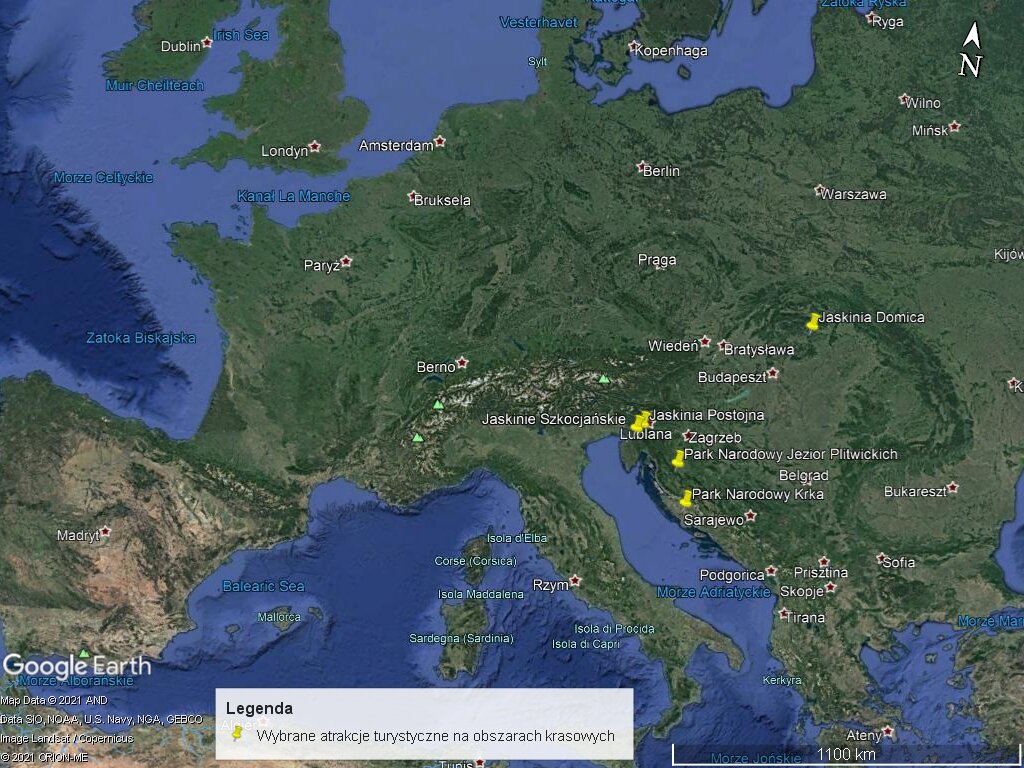 Mapa przedstawia wybrane atrakcje turystyczne na obszarach krasowych Europy. Kontynent został zaznaczony na zielono, a czerwono białymi gwiazdkami oznaczono podpisane stolice państw europejskich. Na mapie atrakcje turystyczne zaznaczono żółtą pinezką. Pierwsza została zaznaczona na wschód od Bratysławy i podpisana jako Jaskinia Domica. Druga i trzecia znajdują się obok siebie w pobliżu Lublany i podpisane są jako Jaskinie Szkocjańskie i Jaskinia Postojna. Czwarta pinezka znajduje się na południe od Zagrzebia i oznacza Park Narodowy Jezior Plitwickich, a piąta na zachód od Sarajewa oznacza Park Narodowy Krka.