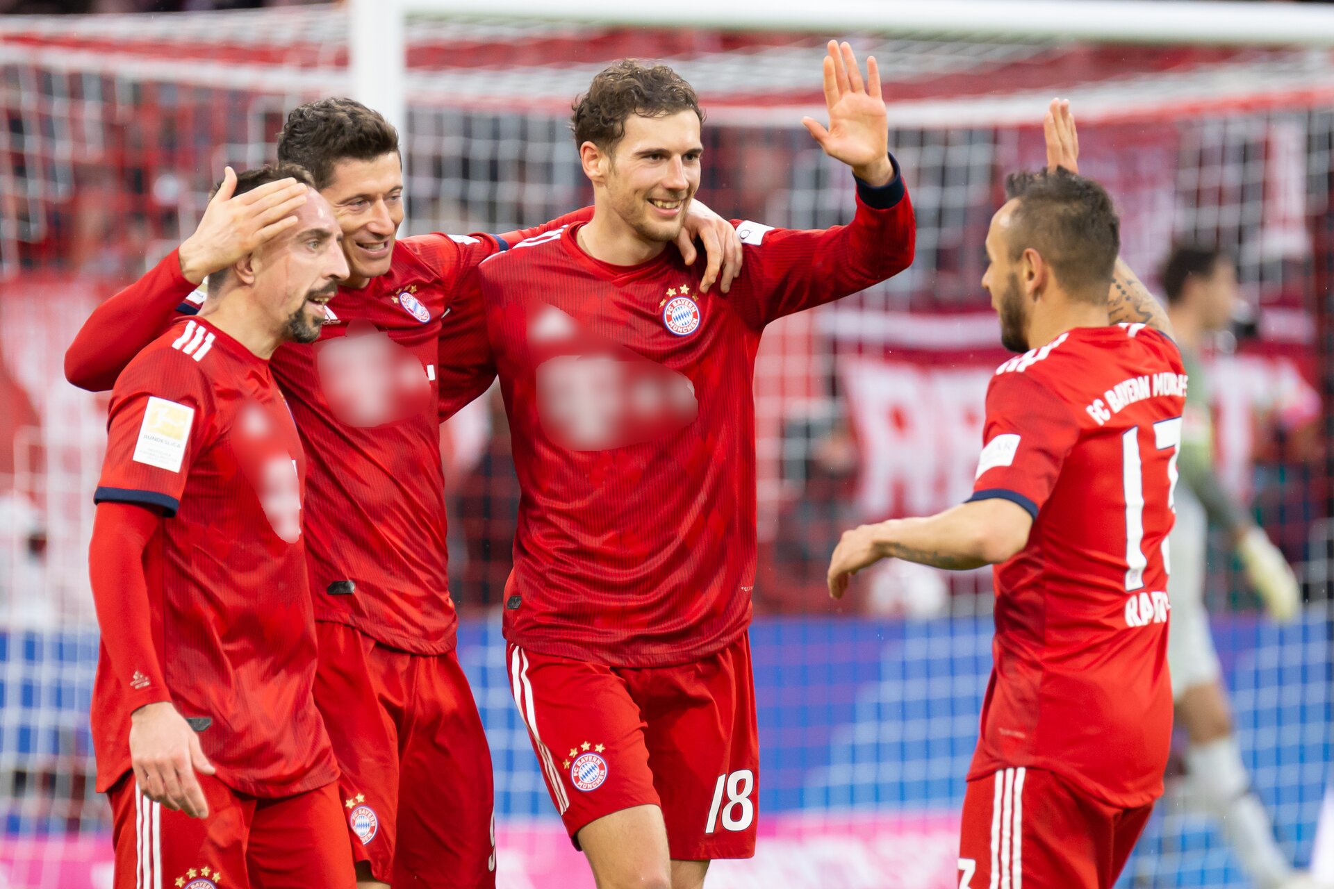 Zdjęcie przedstawia Roberta Lewandowskiego z innymi piłkarzami podczas meczu