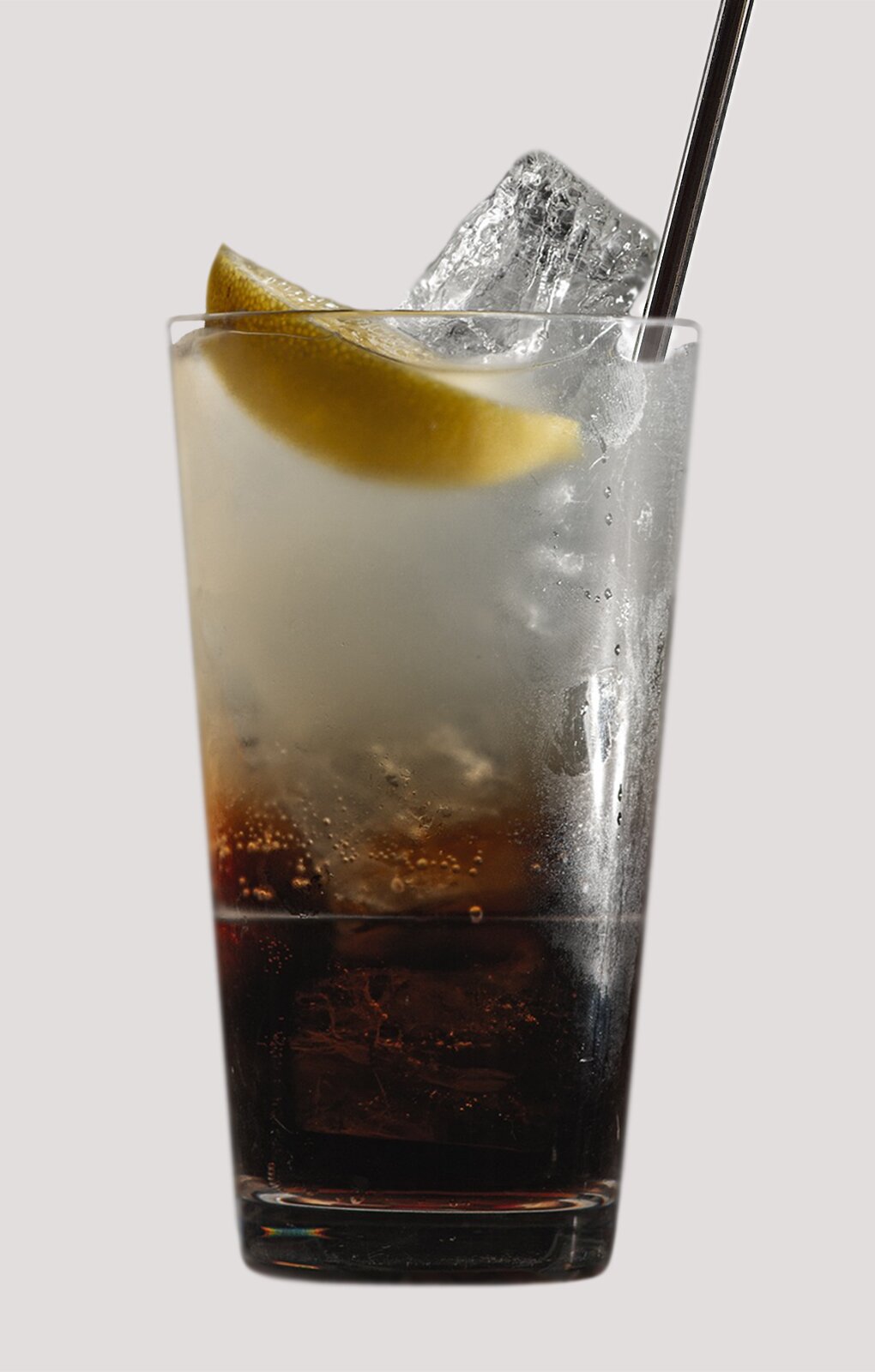Zdjęcie przedstawia drink Long Island Iced Tea. Pod punktami interaktywnymi znajdują się nagrania audio prezentujące opis każdego drinka.