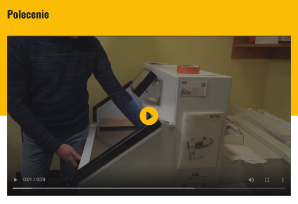 Grafika przedstawia widok ekranu filmu z elementami sterującymi na dolnym pasku ekranu.