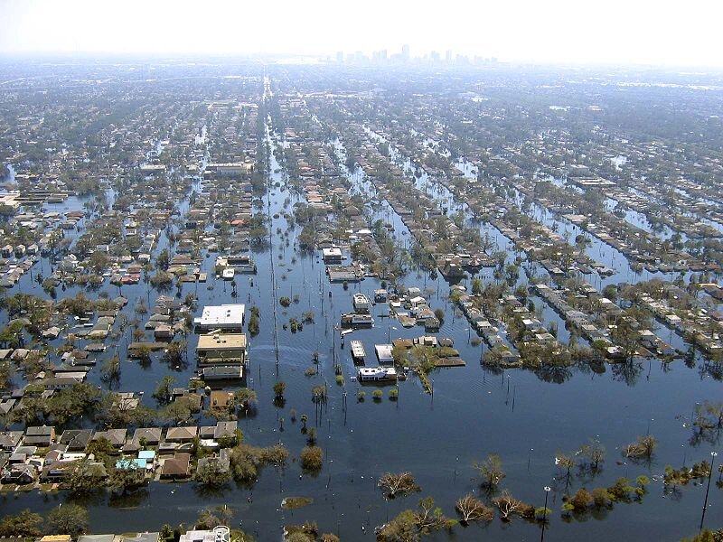 Na zdjęciu widać tereny mieszkalne w Nowym Orleanie (Luizjana, USA) zalane w wyniku przejścia huraganu Katrina w dwa tysiące piątym roku roku. Widać domy, i drzewa wystające z wody, ulice zniknęły pod powierzchnią wody - taki obraz ciągnie się aż po horyzont.