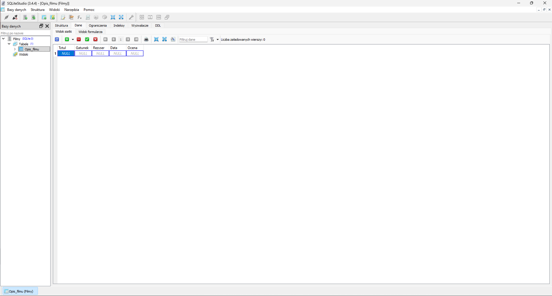 Na zdjęciu przedstawiono zrzut ekranu przedstawiający dodawanie wierszy w programie SQL lite Studio.W górnej części okna aplikacji widoczny jest pasek narzędzi z następującymi opcjami: bazy danych, struktur, widoki, narzędzia, pomoc. Poniżej paska narzędzi znajdują się ikony. Ikony przedstawiają w kolejności: zapięte wtyczki, rozpięte wtyczki, serwer z zielonym znakiem plus, serwer z dwoma zielonymi strzałkami, bazę danych ze znakiem plus, bazę danych ze znakiem plus i błyskawicą, kartkę papieru z ołówkiem, serwer z dłonią trzymającą kartkę, Fx, kartka z dwoma nawiasami ostrymi skierowanymi na zewnątrz, element z literami AZ, klocek dwa na dwa, cztery strzałki w układzie kwadratu skierowane do wewnątrz, cztery strzałki w układzie kwadratu skierowane na zewnątrz, klucz, cztery kwadraty w układzie kwadratu, dwa podłużne pionowe prostokąty obok siebie, dwa podłużne poziome prostokąty obok siebie, trzy okna ustawione jedno za drugim. Poniżej aplikacja podzielona jest na dwa obszary. Małe okno po lewej stronie ma tytuł: Bazy danych. Obok tytułu znajduje się znak powiększenia okna oraz zamknięcia. Poniżej znajduje się pole wyszukiwania. Na polu widoczny jest napis: filtruj po nazwie. W głównej części okna widoczna jest struktura bazy danych o nazwie: film. Struktura jest w formie drzewa. Kolejne poziomy to: table, opis filmu. Pod polem opis umieszczony jest napis widok.W prawej części okna znajduje się właściwy obszar roboczy. Na górze obszaru widoczne są zakładki: struktura, dane, ograniczenia, indeksy, wyzwalacze, DOL. Niżej umieszczone są napisy: widok siatki, widok formularza. Pod widokami znajdują się ikony. Ikony przedstawiają: niebieski kwadrat z dwoma strzałka w formie okręgu, zielony kwadrat z białym znakiem plus w środku, czerwony kwadrat z białym znakiem minus, szary kwadrat z symbolem ptaszka, szary kwadrat z symbolem krzyżyka, szary kwadrat ze strzałką skierowaną w lewą stronę która jest styczna do prostej pionowej, szary kwadrat ze strzałką zwróconą w lewą stronę, cyfra jeden, szary kwadrat ze strzałką skierowaną w prawą stronę która jest styczna do prostej pionowej, szary kwadrat ze strzałką zwróconą w prawą stronę, biały plik, kwadrat utworzony z niebieskich strzałek z grotami skierowanymi do wewnątrz, kwadrat utworzony z niebieskich strzałek z grotami skierowanymi na zewnątrz, biała kartka z wylewającą się na nią farbą z puszki, polem z napisem: filtruj dane, dwoma kluczami, napisu: liczba załadowanych wierszy zero. Pod ikonami znajduje się pole robocze na którym wyświetlana jest baza danych. Na polu widoczna jest niebieska tabela z wierszami nagłówkowymi: tytuł, gatunek, reżyser, data, ocena. W każdej komórce tabeli znajduje się napis: null.