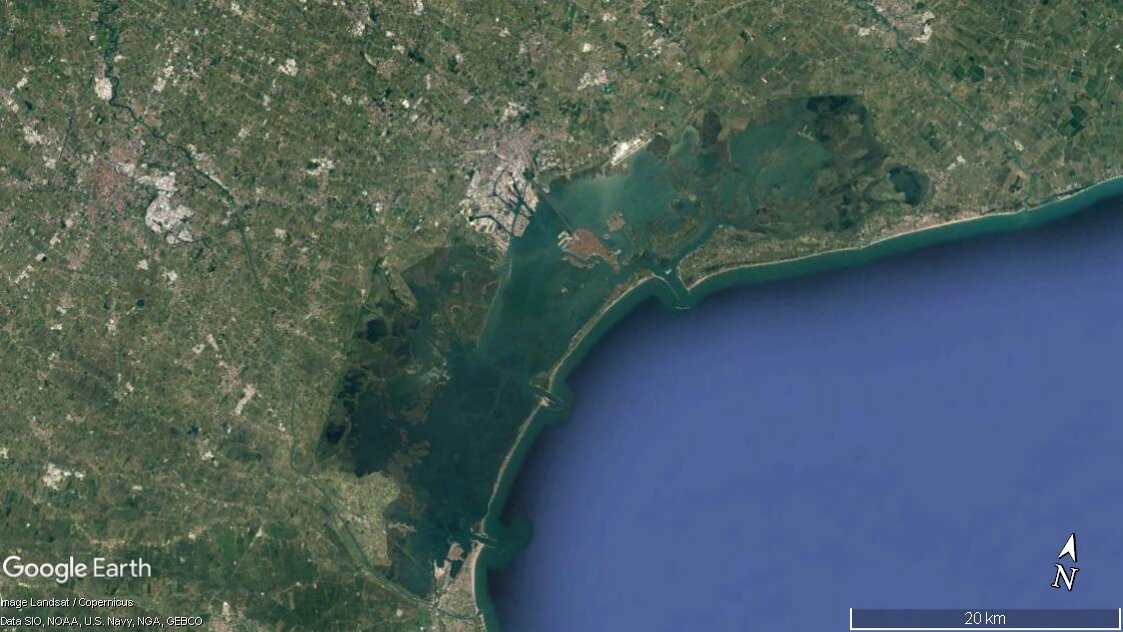 Zdjęcie satelitarne przedstawia wybrzeże lagunowe. Ląd zaznaczony jest kolorem zielonym i brunatnym, a woda niebieskim. Ten typ wybrzeża tworzy się wskutek powstania równoległego i piaszczystego wału (lido) oddzielającego zatokę od morza. W wyniku tego procesu dochodzi do powstania laguny poprzez spłycenie zatoki.