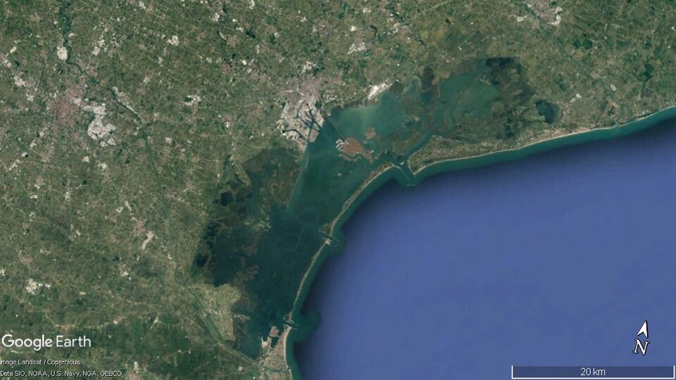 Zdjęcie satelitarne przedstawia wybrzeże lagunowe. Ląd zaznaczony jest kolorem zielonym i brunatnym, a woda niebieskim. Ten typ wybrzeża tworzy się wskutek powstania równoległego i piaszczystego wału (lido) oddzielającego zatokę od morza. W wyniku tego procesu dochodzi do powstania laguny poprzez spłycenie zatoki.