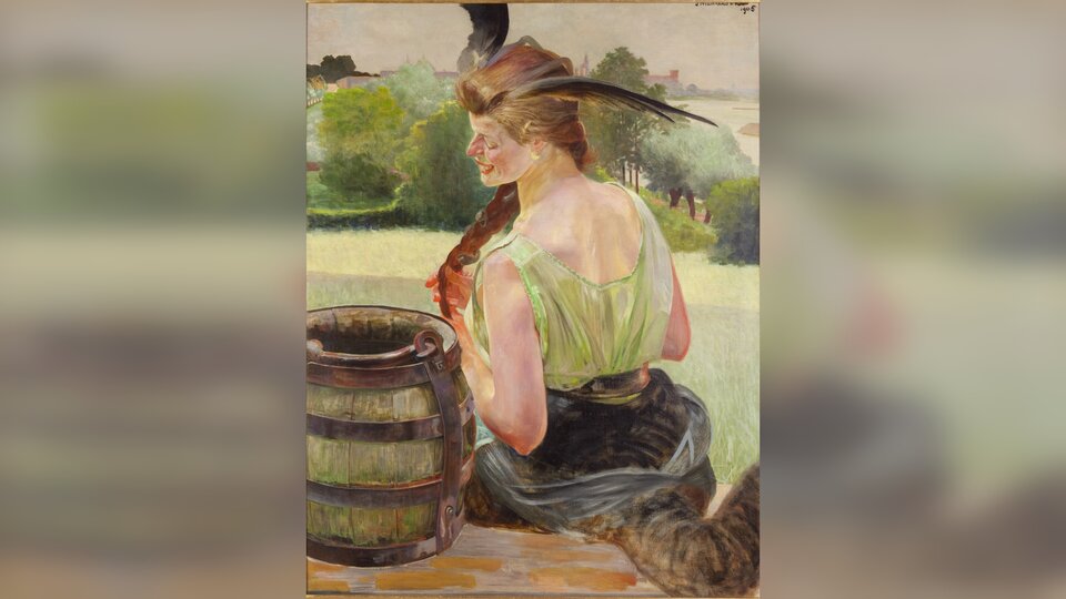 Obraz przedstawia siedzącą tyłem do widza młodą kobietę. Kobieta spogląda przez lewe ramię na stojący obok niej drewniany cebrzyk. Dłońmi trzyma swój warkocz. Na jej głowie znajdują się dwa długie, czarne skrzydła. Kobieta ubrana jest w koszulkę na ramiączkach i spódnicę.