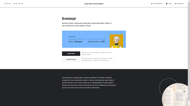 Grafika przedstawia komunikat wyświetlany po zakończeniu danego poziomu trudności, kiedy udało się otrzymać wymaganego minimum poprawnych odpowiedzi oraz przyciski zapisania otrzymanego wyniku oraz powtórzenie danego poziomu trudności od początku. Na grafice widać również element dekoracyjny w formie narysowanego awataru, na którego twarzy widać uśmiech.