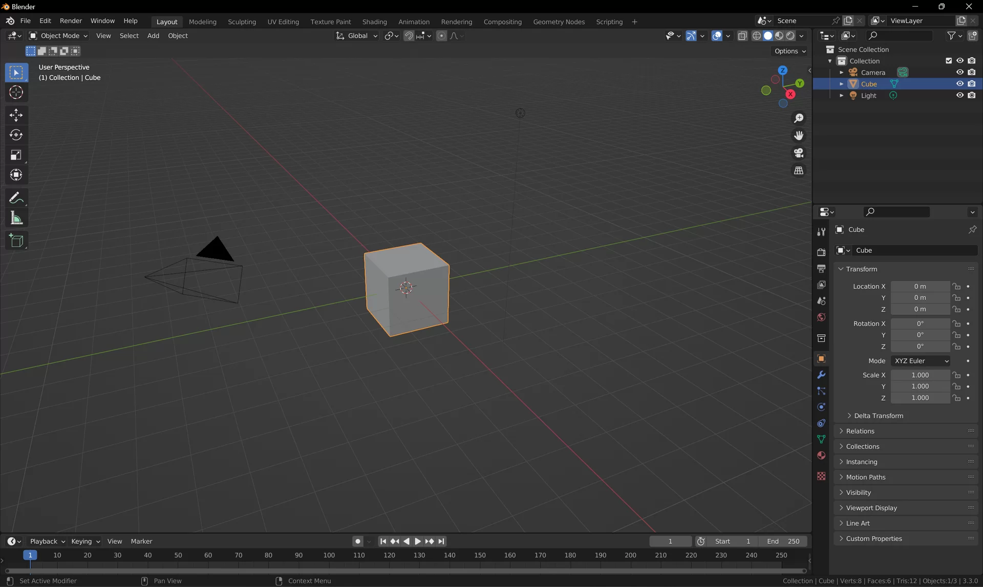 Ilustracja przedstawia zrzut ekranu z programu Blender wersja 3.3, na środku znajduje się podgląd tworzonego obiektu, w tym przypadku zaczyna się od szarego sześcianu. U góry znajdują się rozwijane zakładki, po prawej znajduje się okno pokazujące obiekty na tworzonej przez nas scenie, w tym przypadku jest to kamera, sześcian oraz źródło światła. Poniżej tego okna po prawej stronie, znajdują się właściwości obecnie wybranego obiektu. Na samym dole ukazana jest oś czasu, służąca do animacji obiektu.