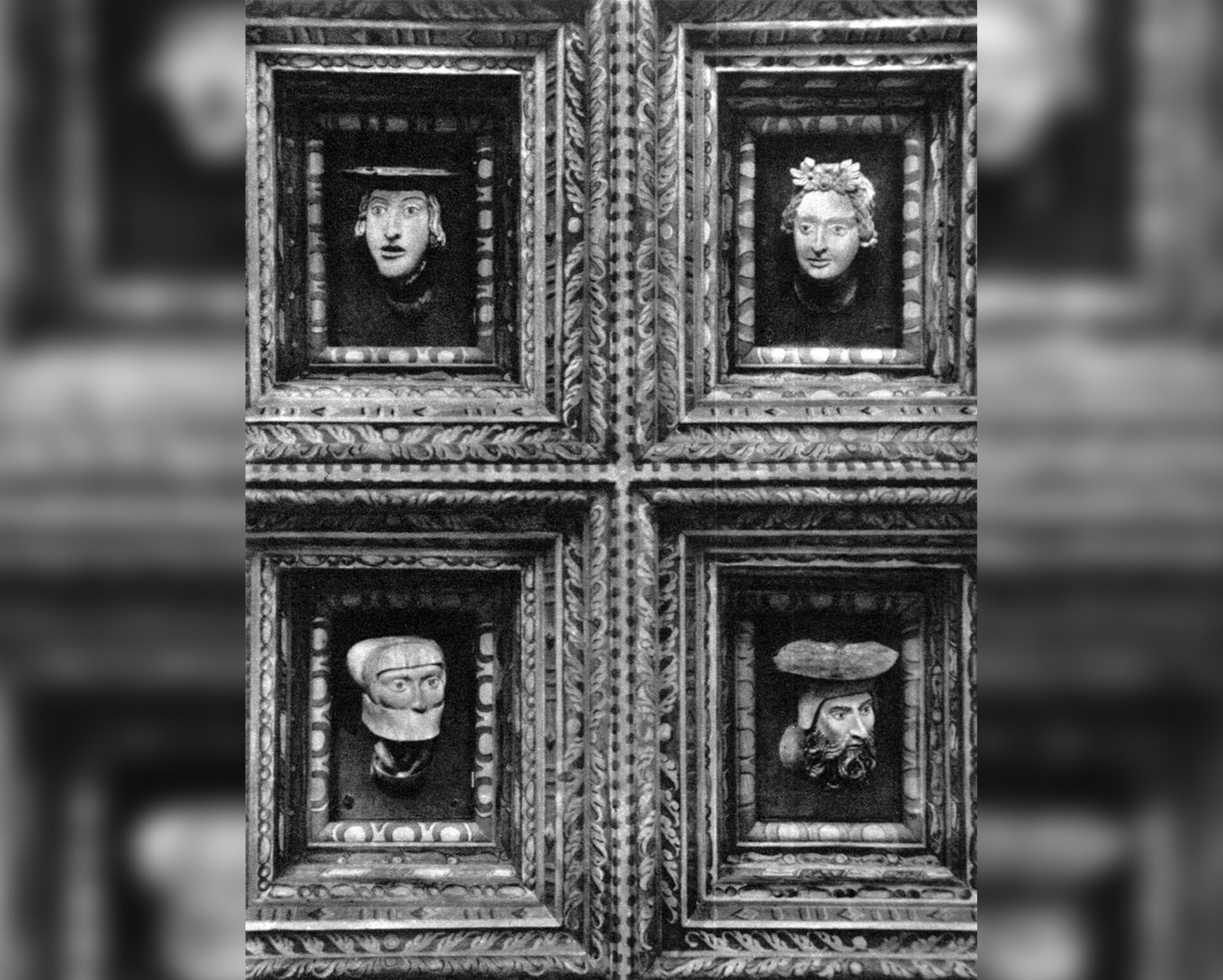 Fotografia czarno-biała przedstawiająca głowy w sali poselskiej.