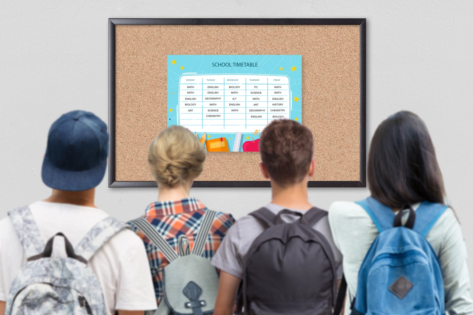 Zdjęcie przedstawia cztery osoby stojące przed tablicą korkową. Ujęcie od tyłu ukazuje wszystkich z plecakami założonymi na oba ramiona. Na tablicy, w kierunku której patrzą, umieszczono dużą kartkę z tabelą na 5 kolumn, nad którą znajduje się napis   "SCHOOL TIMETABLE".