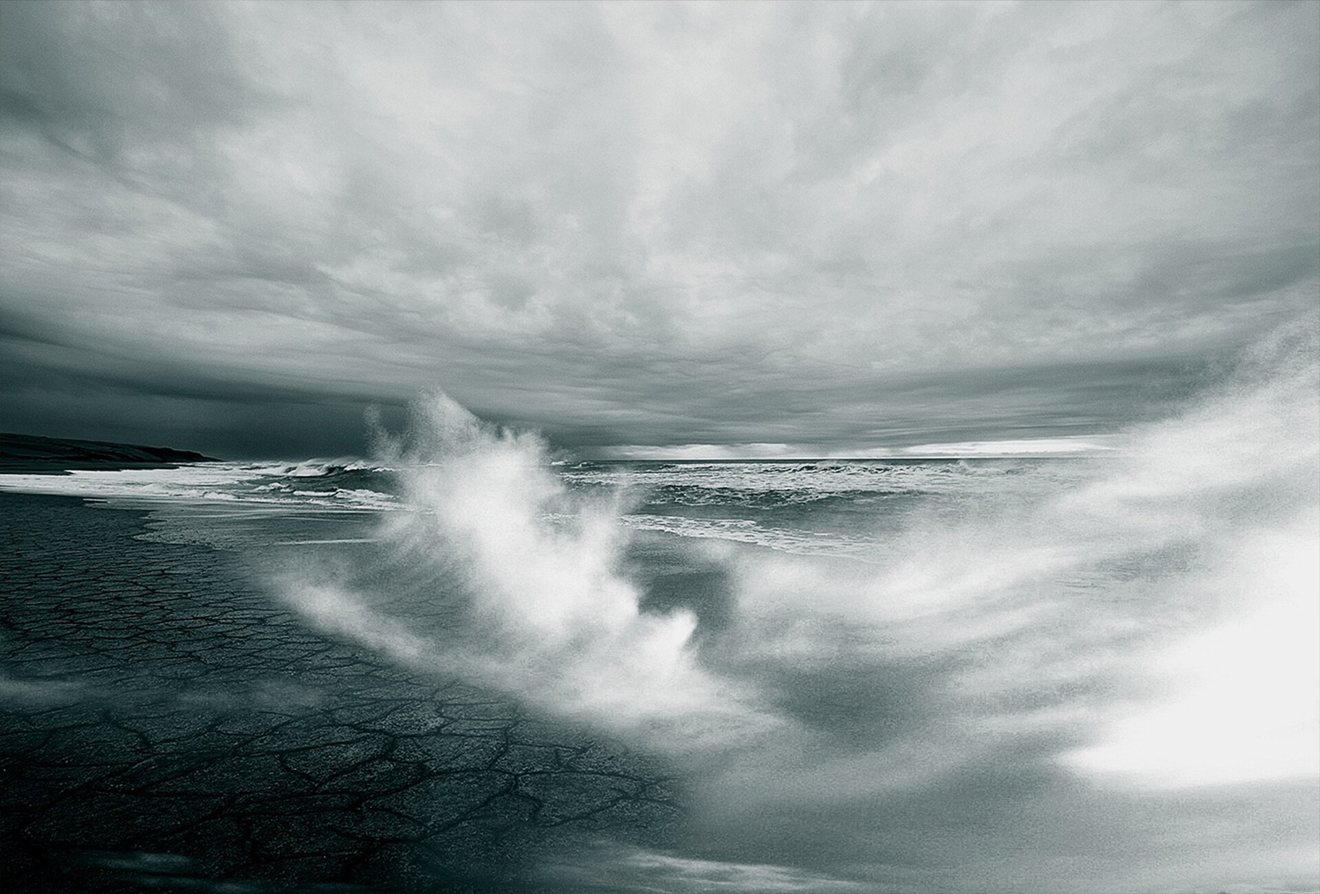 Brzeg wzburzonego morza. Nad nim wiszą gęste, ciężkie chmury.