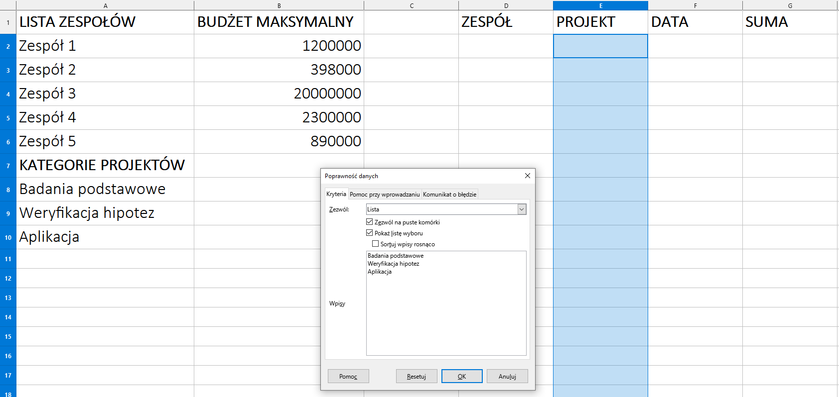 Ilustracja przedstawia arkusz kalkulacyjny. W komórce A1 jest napis: Lista zespołów, w A7 Kategorie projektów, w B1 Budżet maksymalny, w D1 Zespół, w E1 Projekt, w F1 Data, w G1 Suma. Tam, gdzie Zespół, Projekt, Data, Suma komórki kolumn są puste. Zaznaczono na niebiesko komórki kolumny E o nazwie Projekt. Na tle arkusza wyświetla się okno dialogowe o nazwie: Poprawność danych. Wybrano zakładkę Kryteria. W opcji Zezwól jest wpisana Lista. Poniżej zaznaczono: Zezwól na puste komórki, Pokaż listę wyboru. W obszarze o nazwie Wpisy są kolejno: Badania podstawowe, Weryfikacja hipotez, Aplikacja. To napisy z komórek Kategorii projektów. Zastosowano przycisk OK.