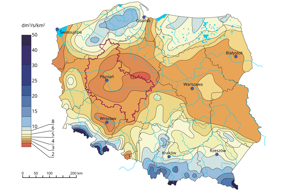 Na mapie Polski przedstawiono średni odpływ jednostkowy w latach 1951‑2000 określający wielkość i zróżnicowanie przestrzenne zasobów wodnych. Najwyższe wartości są na południowych krańcach województw: dolnośląskiego, małopolskiego i podkarpackiego - od 40 do 50 decymetrów sześciennych na sekundę na kilometr kwadratowy. Niższe wartości występują na północy kraju, głównie na zachód od Gdańska. Sytuacja najgorzej przedstawia się w pasie przechodzącym przez środek Polski z zachodu na wschód. W wyróżnionym konturem województwie wielkopolskim wartości wynoszą od 3 do 4 decymetrów sześciennych na sekundę na kilometr kwadratowy. Na granicy Wielkopolski i województwa kujawsko‑pomorskiego jest obszar z wartością 2 decymetrów sześciennych na sekundę na kilometr kwadratowy. 