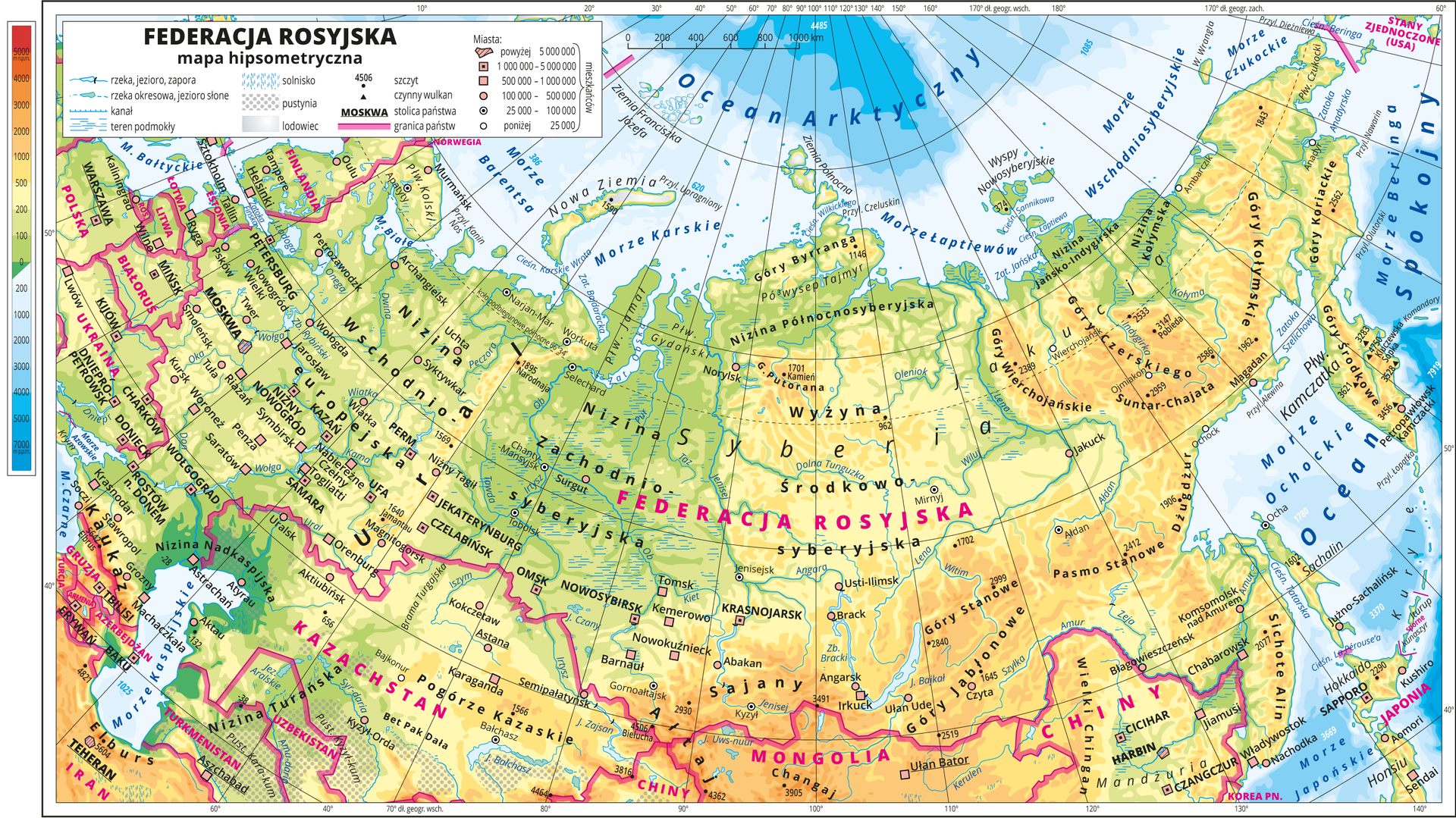 Ilustracja przedstawia mapę hipsometryczną Federacji Rosyjskiej. W obrębie lądów występują obszary w kolorze zielonym, żółtym, pomarańczowym i czerwonym. Morza i oceny zaznaczono kolorem jasnoniebieskim. Na mapie opisano nazwy półwyspów, wysp, nizin, wyżyn i pasm górskich, mórz, zatok, rzek i jezior. W największą krainą geograficzną jest Nizina Wschodnioeuropejska, a w Azji – Nizina Zachodniosyberyjska. We wschodniej i południowej części dominują góry oraz wyżyny: Środkowosyberyjska, Góry Sojany, Góry Ałtaj, Czerskiego, Wierchojańskie, Kołymskie i Ural. Na mapie oznaczono i opisano główne miasta. Oznaczono czarnymi kropkami i opisano szczyty górskie. Trójkątami oznaczono czynne wulkany i podano ich wysokości. Niebieskim kreskowaniem zaznaczono solniska, szarym kropkowaniem – pustynie, głównie w Kazachstanie, biało‑szarym gradientem lodowce występujące na północy mapy. Różową wstążką oznaczono granice państw. Kolorem czerwonym opisano państwa sąsiadujące z Federacją Rosyjską. Mapa pokryta jest równoleżnikami i południkami. Dookoła mapy w białej ramce opisano południki i równoleżniki co dziesięć stopni. W legendzie umieszczono i opisano znaki użyte na mapie – rzeki, jeziora i zapory; rzeki okresowe i jeziora słone, kanały, tereny podmokłe, solnisko, pustynię, lodowiec, szczyt, czynne wulkany, stolicę, granice państw, a także oznaczenia miast w zależności od liczby mieszkańców.