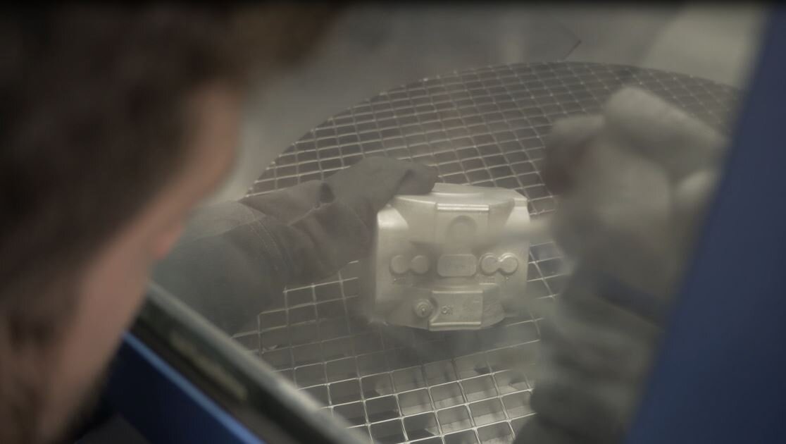 Piaskowanie w specjalnej komorze