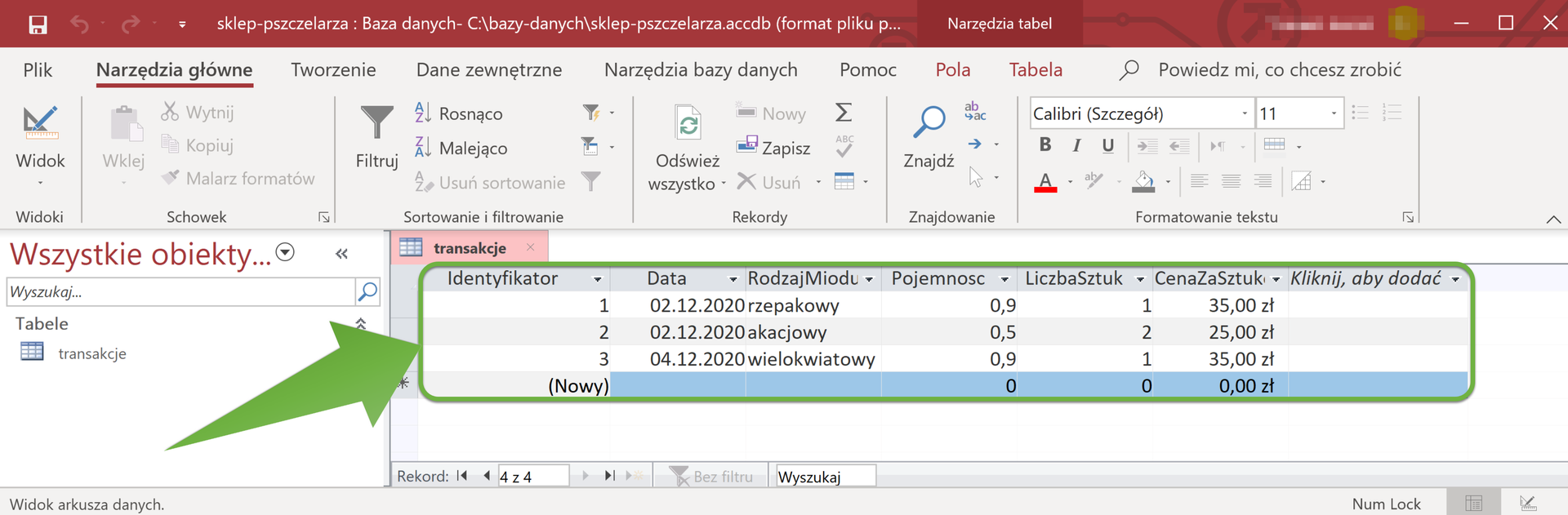 Zrzut ekranu przedstawia fragment okna programu Access. W głównym polu otwarty jest arkusz zatytułowany „transakcje”. Nagłówki arkusza od lewej: Identyfikator, Data,  RodzajMiodu, Pojemnosc, LiczbaSztuk, CenaZaSztuke. Dane są uzupełnione w trzech wierszach i obramowane. Na obramowanie wskazuje strzałka.