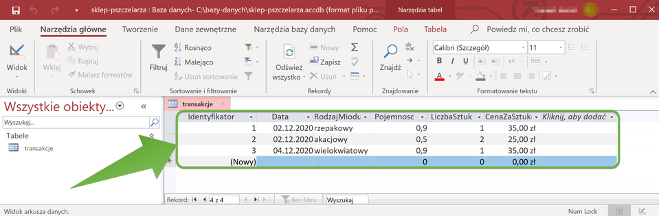 Zrzut ekranu przedstawia fragment okna programu Access. W głównym polu otwarty jest arkusz zatytułowany „transakcje”. Nagłówki arkusza od lewej: Identyfikator, Data,  RodzajMiodu, Pojemnosc, LiczbaSztuk, CenaZaSztuke. Dane są uzupełnione w trzech wierszach i obramowane. Na obramowanie wskazuje strzałka.