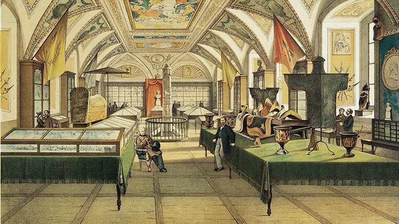 Obraz przedstawia pomieszczenie, w którym prezentowana jest wystawa. W gablotach oraz na stołach z zielonym suknem znajdują się cenne przedmioty. Na ścianach wiszą sztandary. Na suficie znajdują się malowidła. W pomieszczeniu znajdują się zwiedzający.