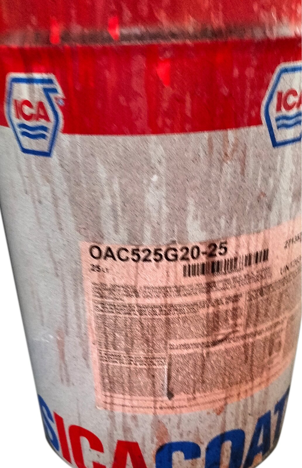 Zdjęcie przedstawia fragment cylindrycznego pojemnika na lakier do drewna. Pośrodku pojemnika widoczna jest etykieta z napisami.