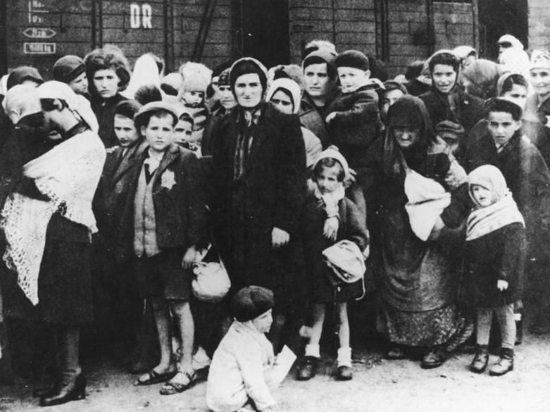 Bild 183-N0827-318 Węgierscy Żydzi po przyjeździe do Auschwitz – selekcja na rampie (maj 1944) Źródło: Bild 183-N0827-318, Bundesarchiv, licencja: CC BY-SA 3.0.