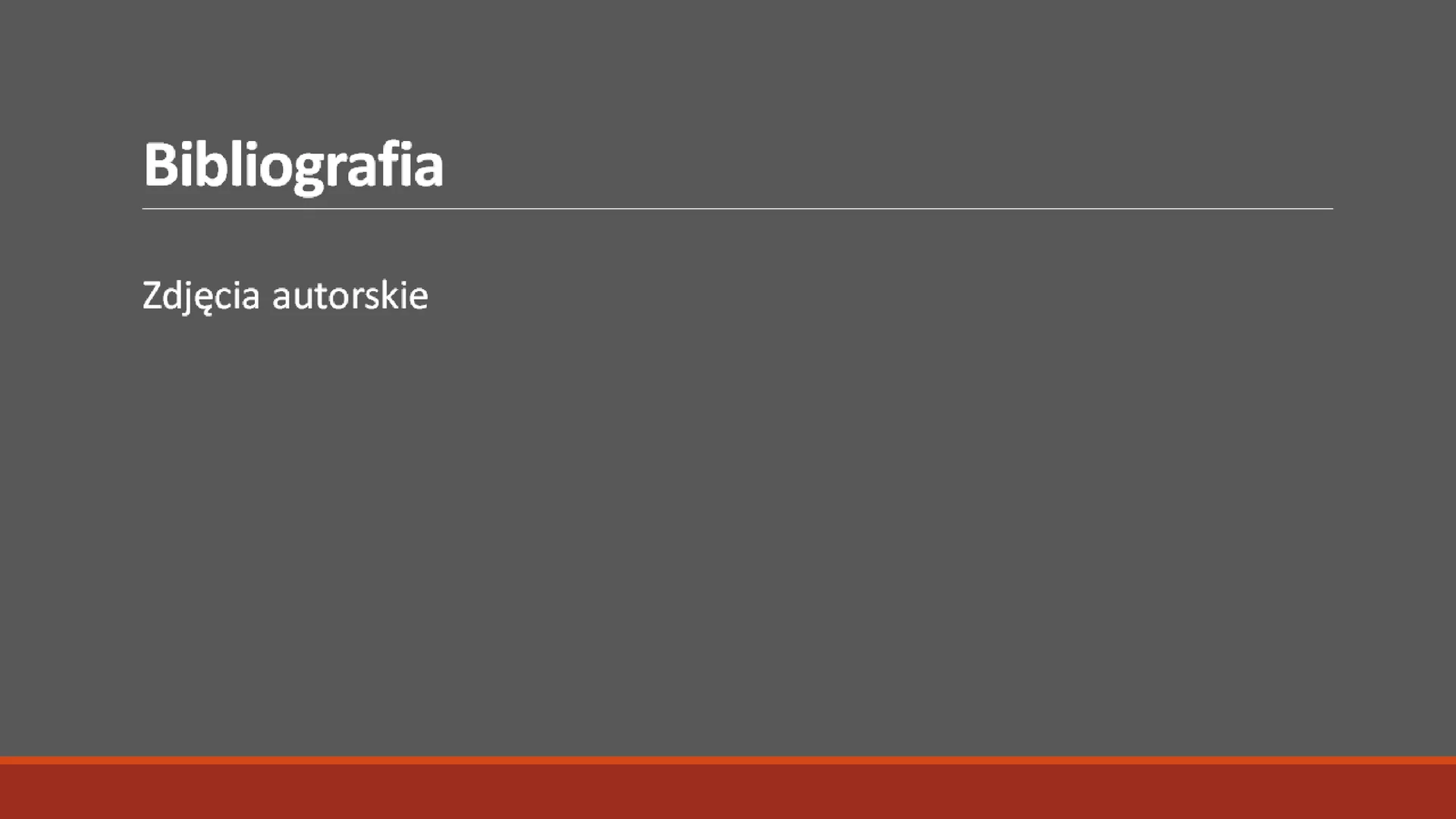 Siódmy slajd pod tytułem: "Bibliografia". Tytuł ma pogrubioną i większą czcionkę. Pod nim znajduje się tekst: "Zdjęcia autorskie". 
